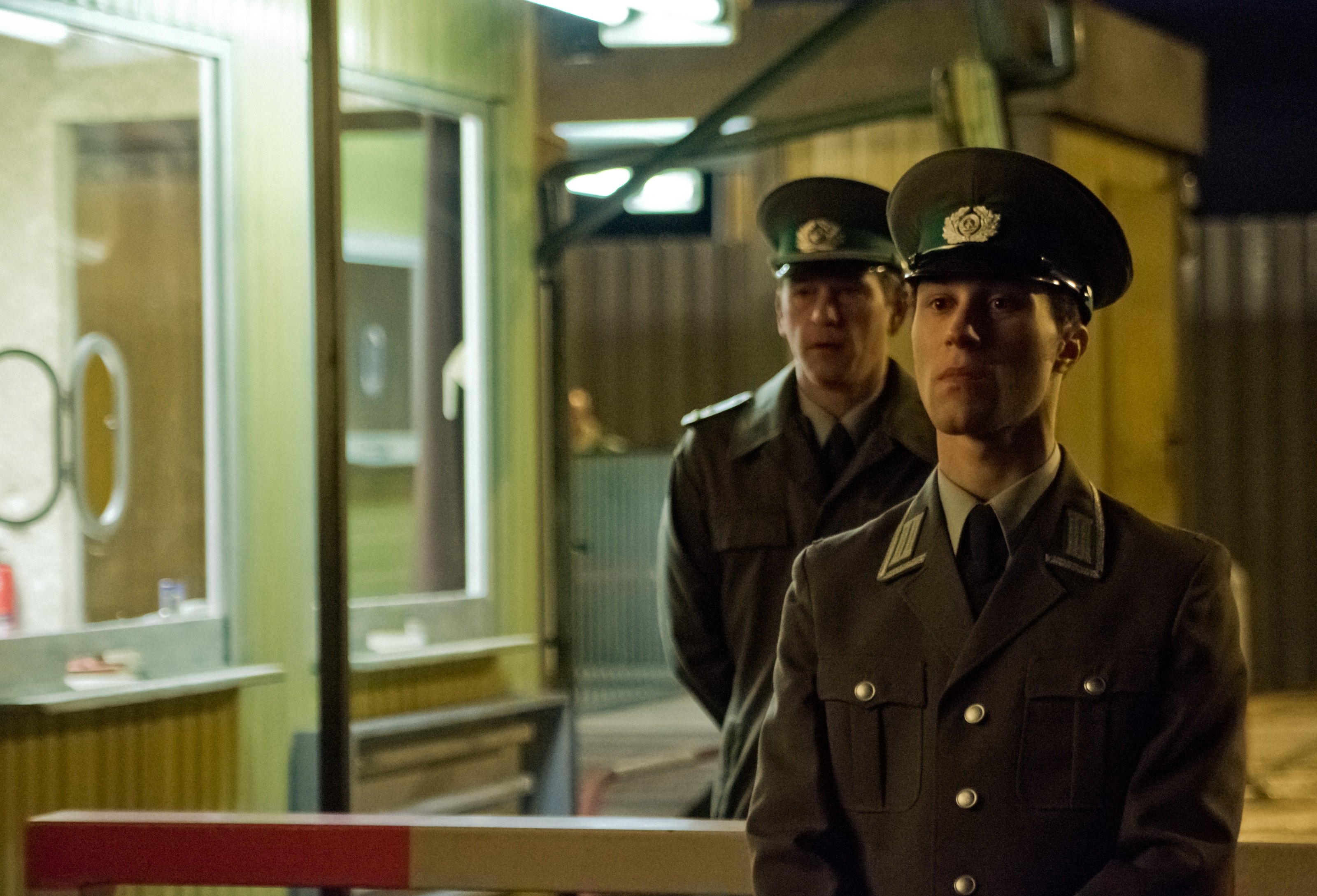 Axel Hoffmann (Ludwig Trepte) und Jürgen Wiese (Peter Schneider) am Schlagbaum nach Ost-Berlin.