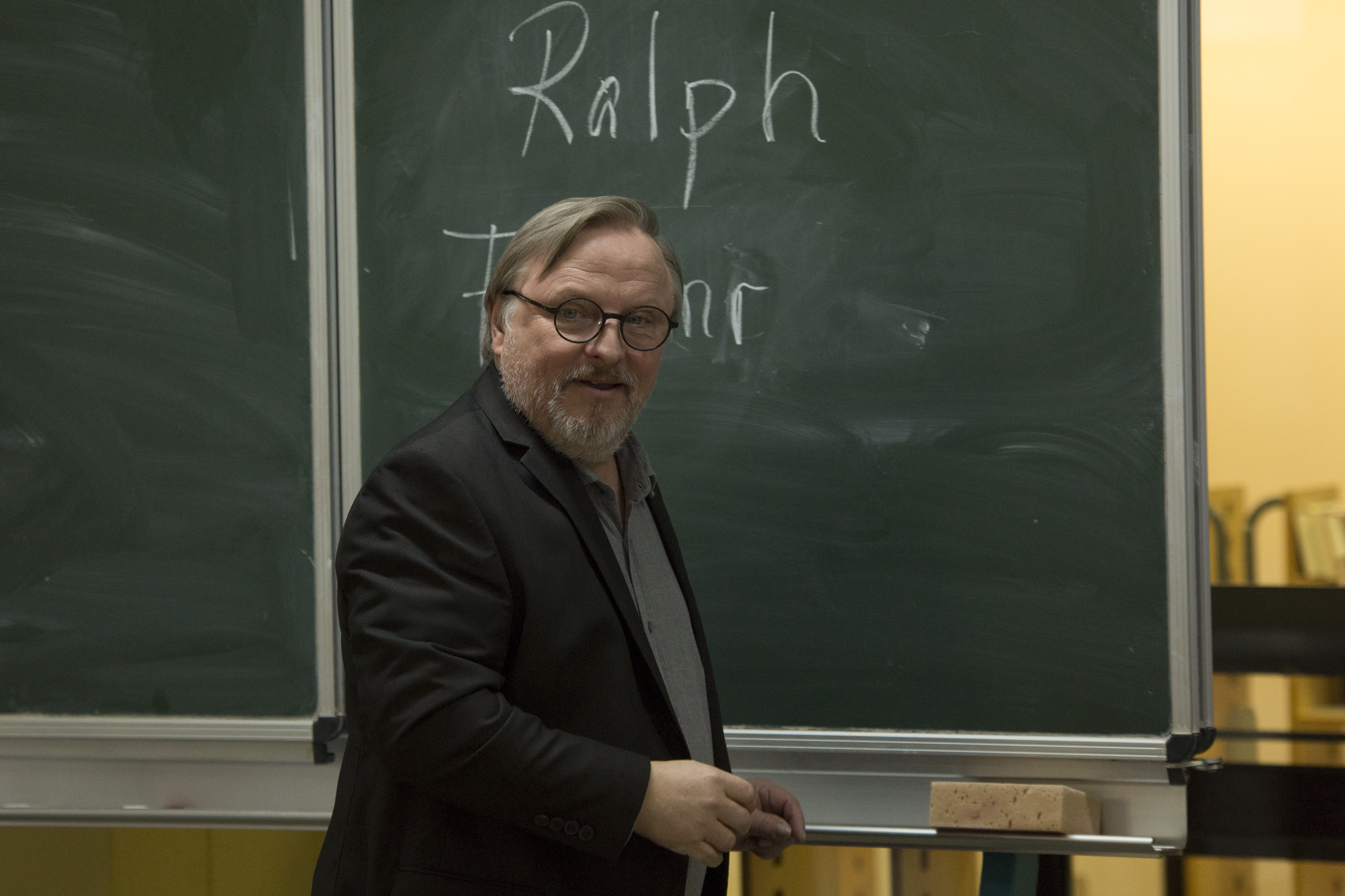 EXTRAKLASSE: Axel Prahl in seiner Rolle als Lehrer Ralph Friesner