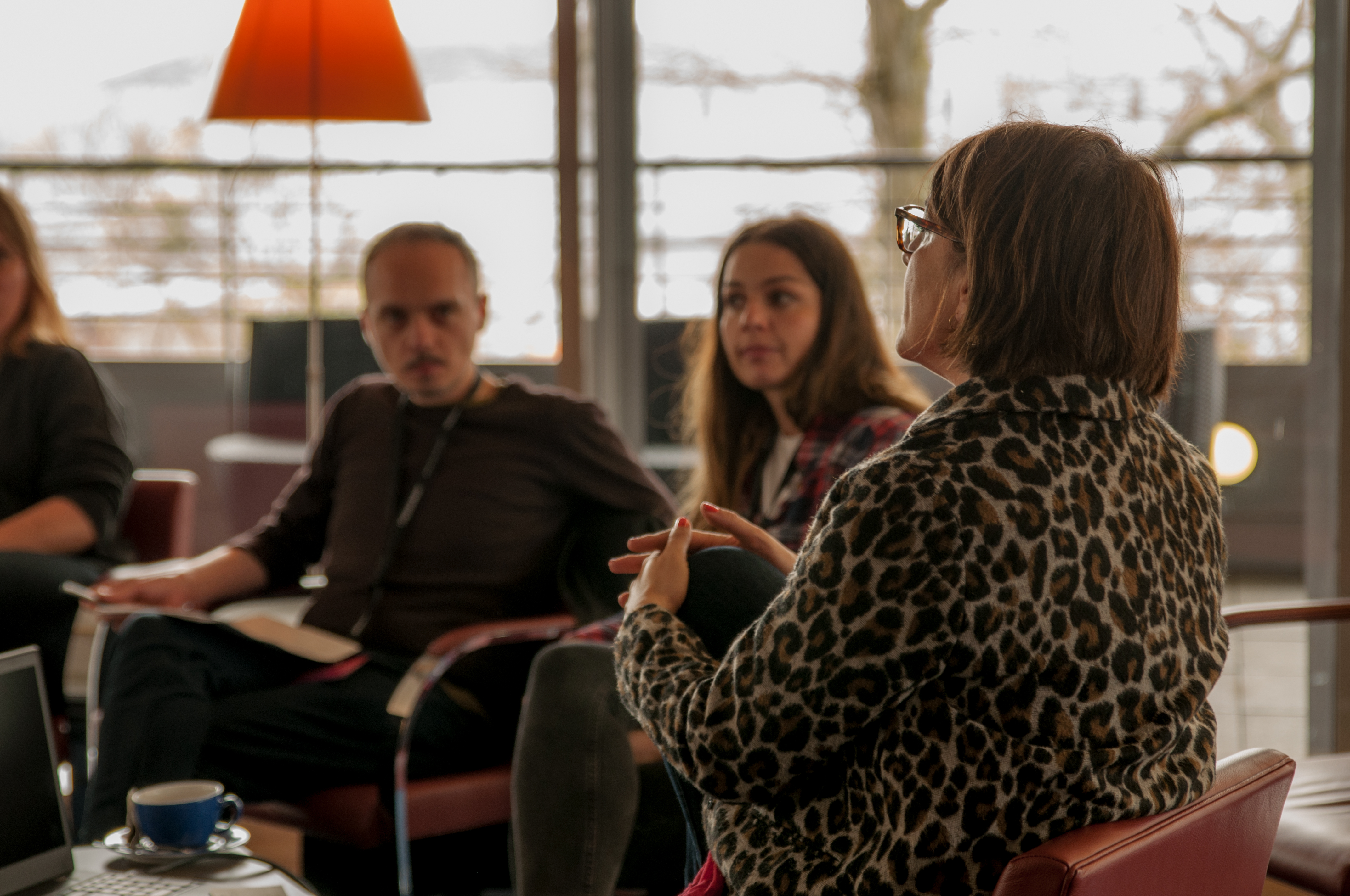 Casting Director Nina Haun mit den Teilnehmerinnen und Teilnehmern