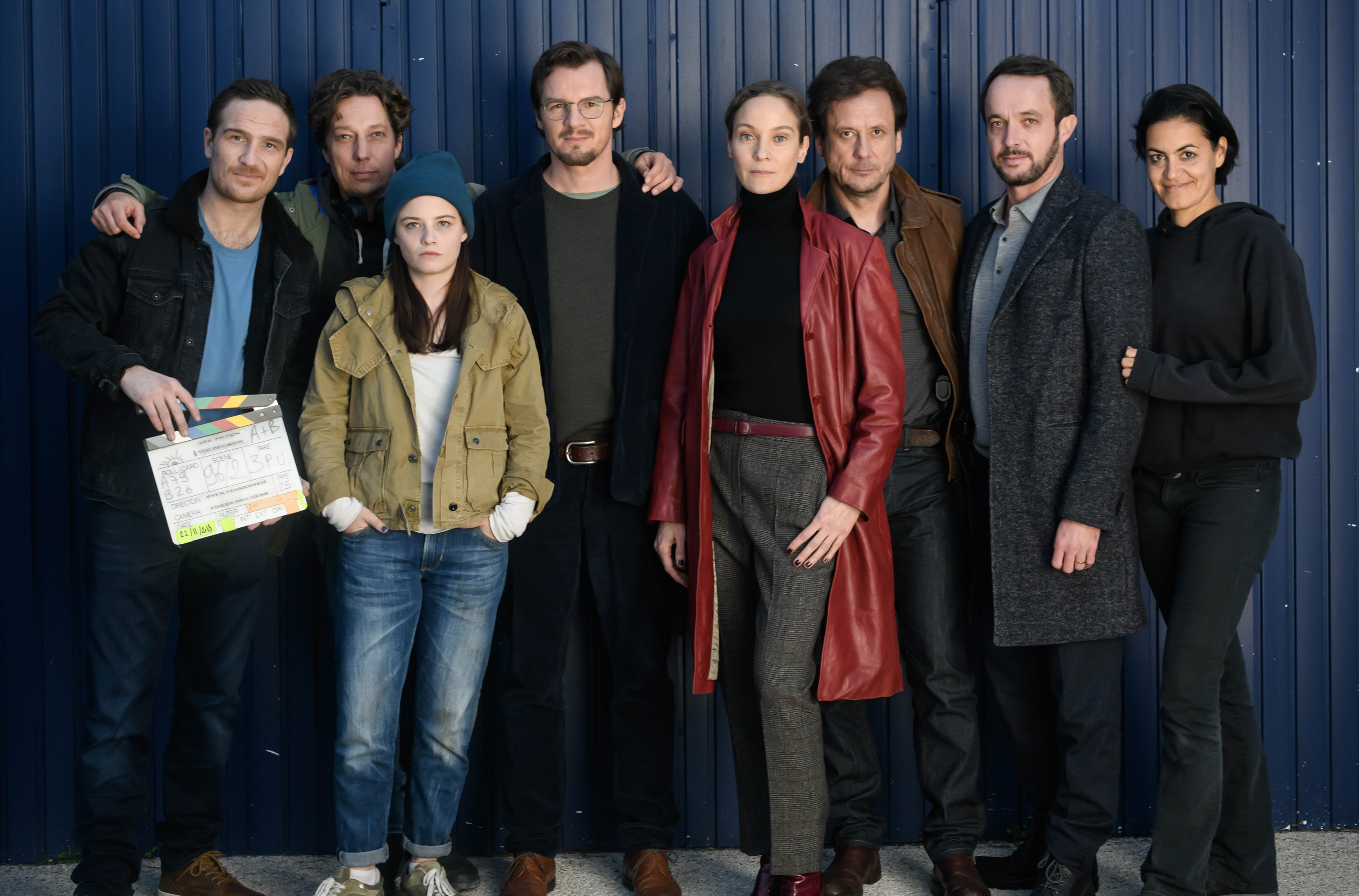 „Charlotte Link - Die Entscheidung" (AT) Von links nach rechts: Frederick Lau (Rolle Jerome Deville),  Sven Fehrensen (Regie), Jasna Fritzi Bauer (Rolle Nathalie Boudin), Felix Klare (Rolle Simon Lemberger), Jeanette Hain (Rolle Rosarde), Christian Kuchenbuch (Rolle Caparos), Antoine Oppenheim (Rolle Halabi) und Friederike Heß (Kamera)