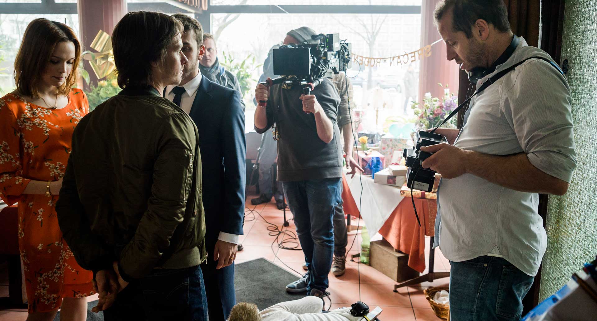 "Auf kurze Distanz" - Behind the scenes / Regisseur Philipp Kadelbach (r.) checkt das finale Bild während die Schauspieler auf Position Stehen.