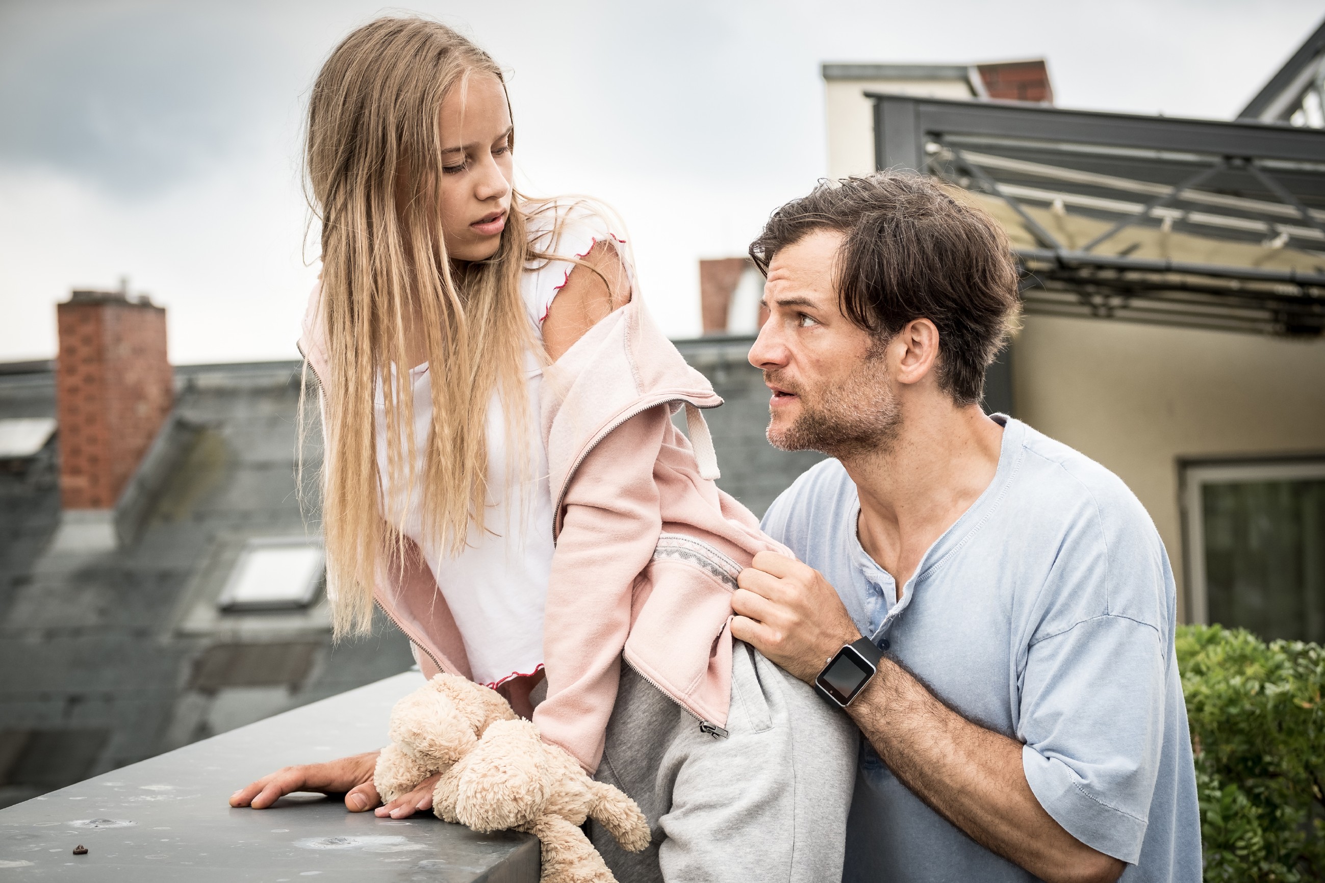 "Das Joshua-Profil" - Max Rhode (Torben Liebrecht) mit Jola (Lina Hüesker)