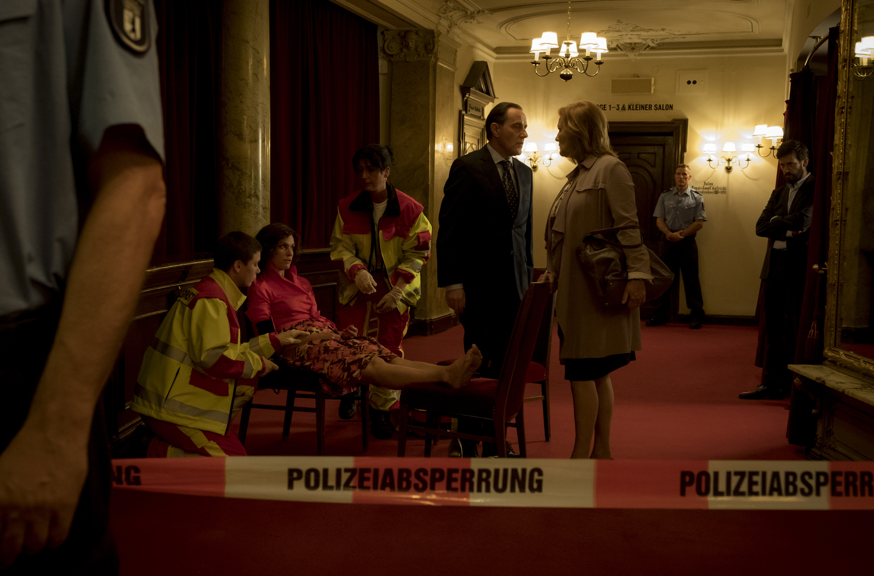 Hannah (Suzanne von Borsody, re.), Engelhardt (Stefan Kurt), dessen Sohn Alex (Franz Dinda, re.) und seiner Geliebte Eva (Nina Kronjäger) am Tatort