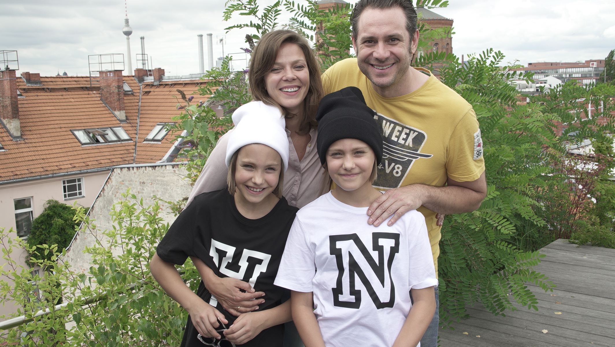 Jessica Schwarz (Mutter Susanne), Sascha Vollmer (Vater Charlie) mit den Zwillingen Laila (Hanni) und Rosa Meinecke (Nanni).