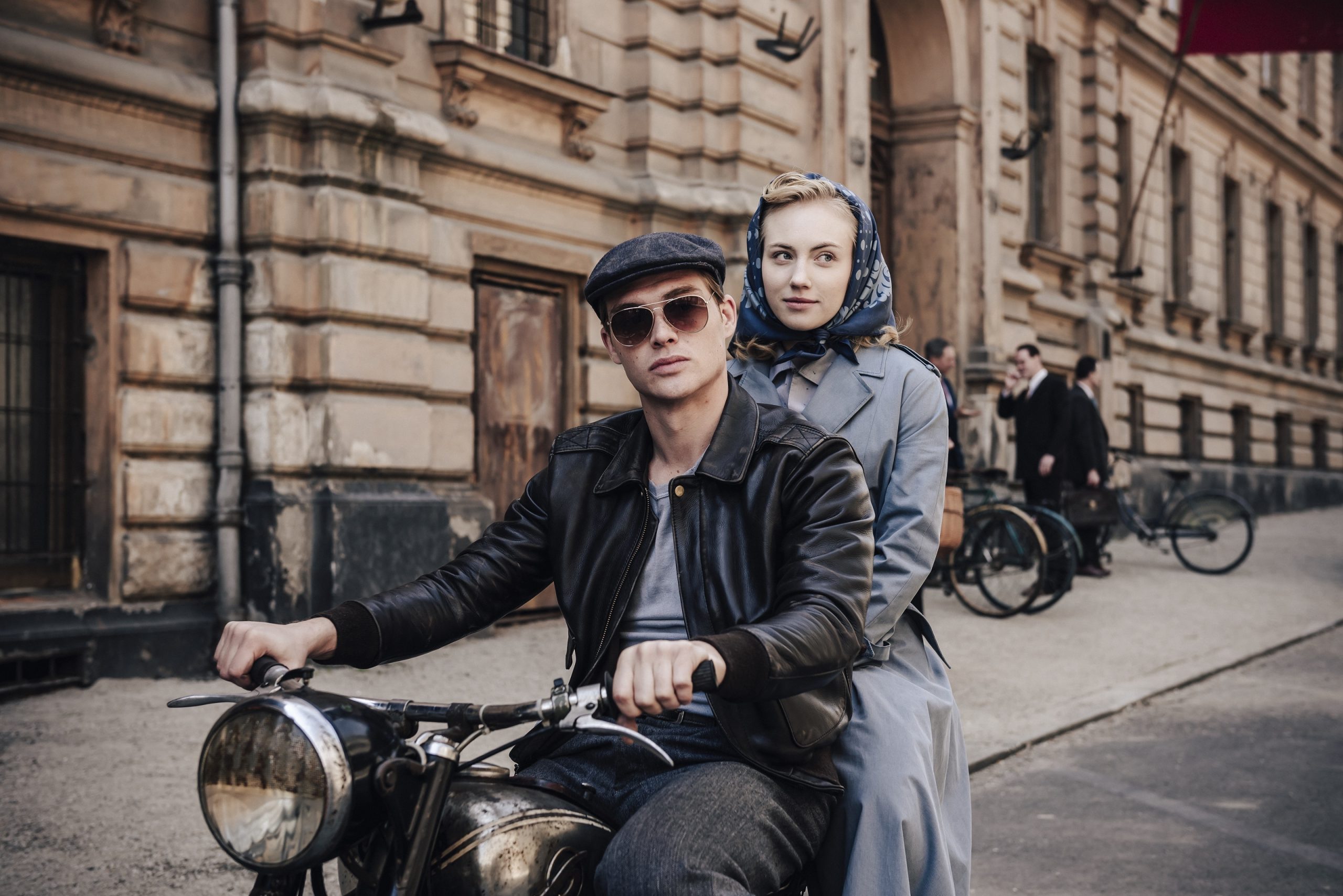 Tommy und Ulla (David Schütter + Elisa Schlott) auf Tommys Motorrad vor Ullas Hotel in Ostberlin