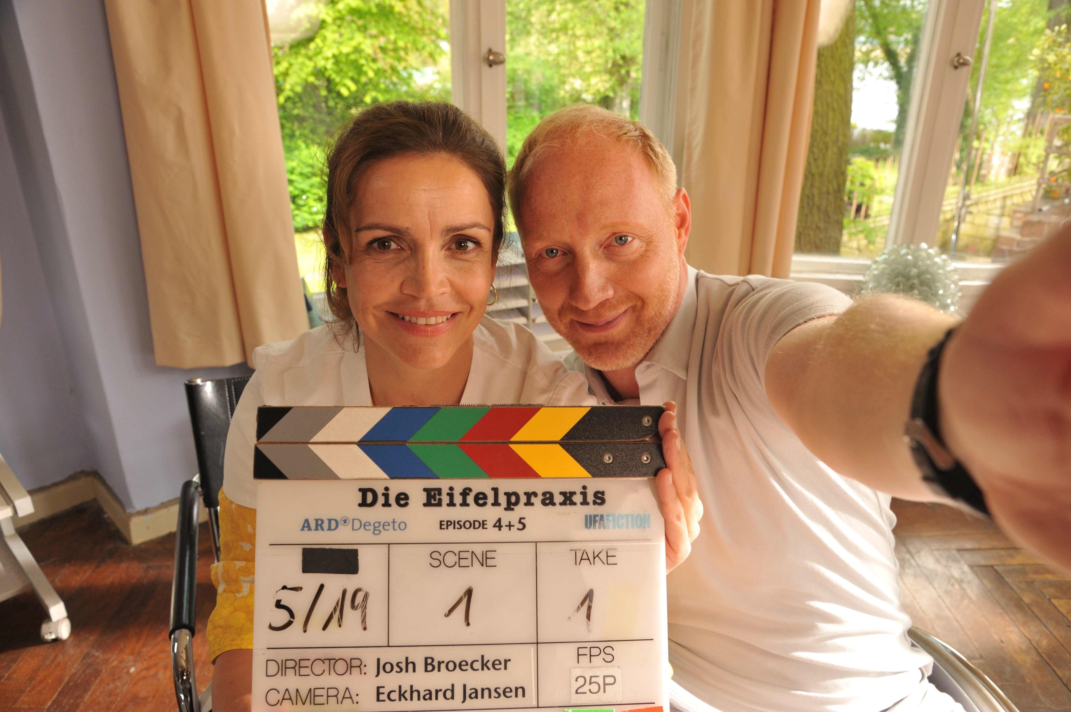 Drehstartfoto mit Rebecca Immanuel und Simon Schwarz zu den Folgen 4 und 5 von "Die Eifelpraxis"