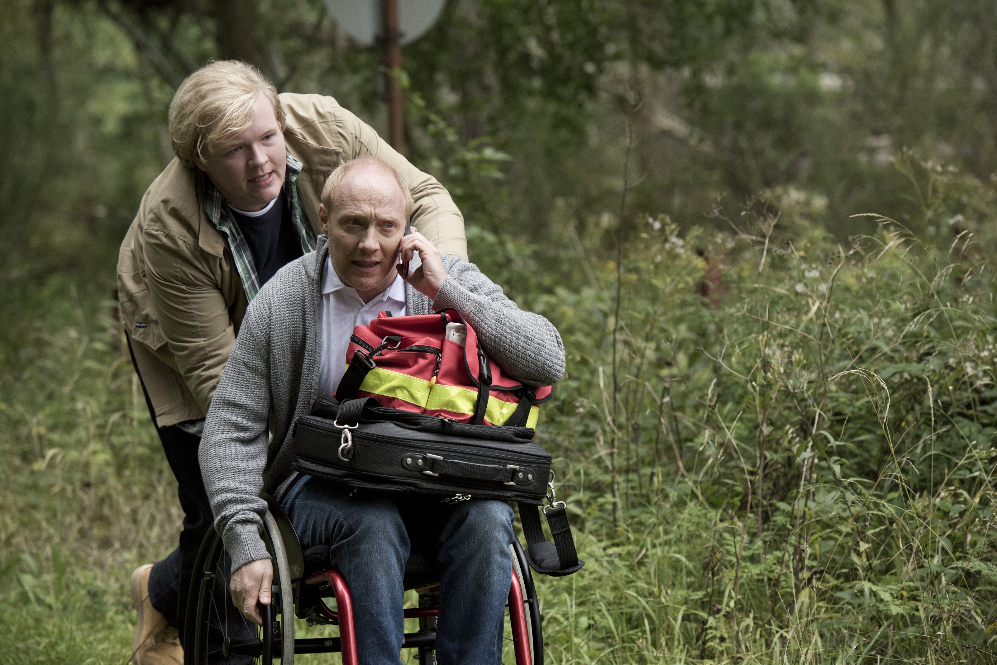 Landarzt Dr. Chris Wegner (Simon Schwarz) im Rollstuhl und Finn (Sebastian Griefel), der Sohn des vermissten Bankchefs.