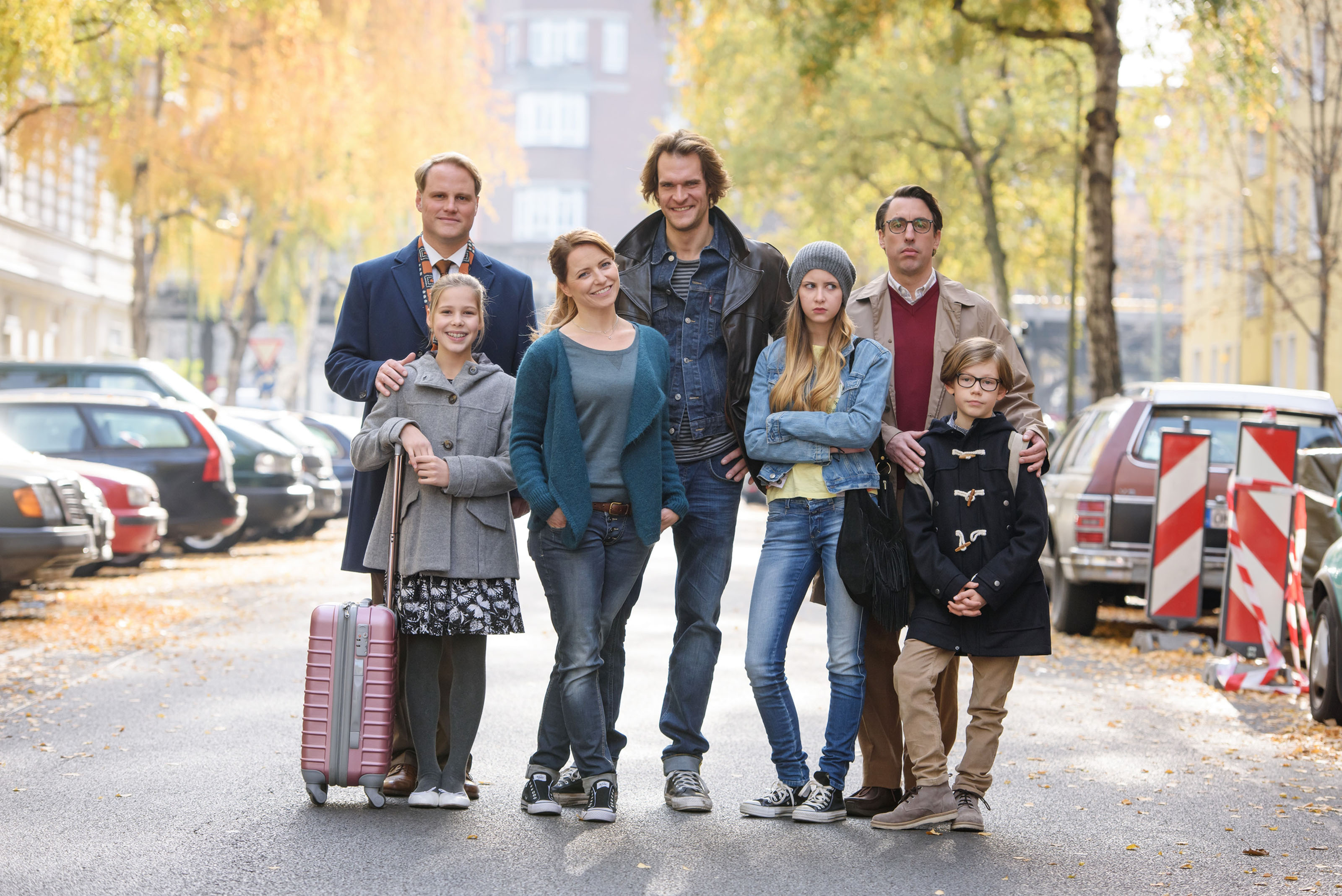 "Kinder sind das neue Schwarz",
UFA FICTION GmbH
01.11.2015 
Portrait der Patchworkfamilie
v.li.:
Rolle Kafi (Mirco Reseg)
Rolle Celine (Monique Schröder)
Rolle Anna (Diana Staehly)
Rolle Tom (Frank Maier)
Rolle Steffi (Kyra Thoma)
Rolle Eugen (Alexander