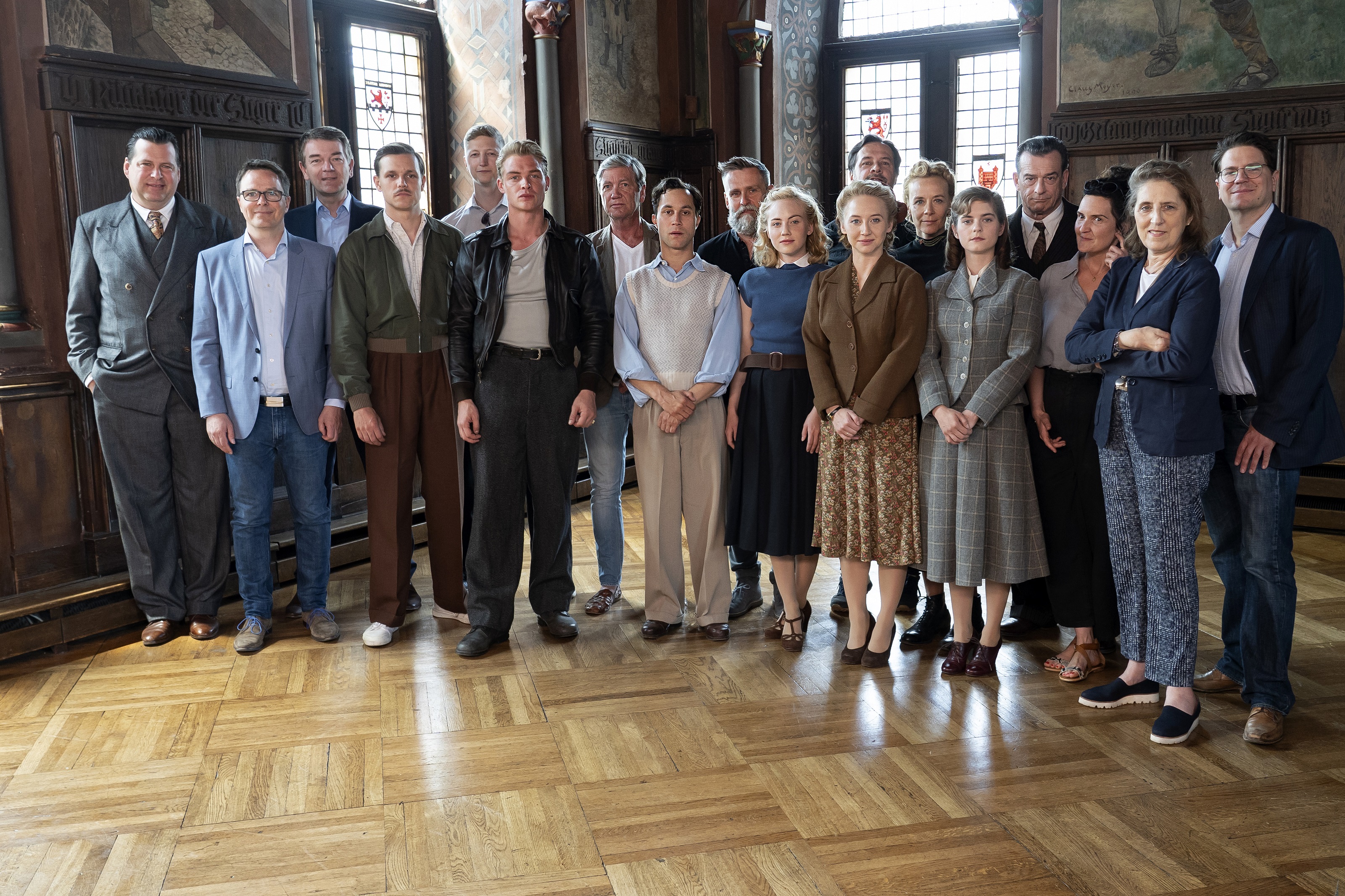 Großes Teamfoto am Set von "Unsere wunderbaren Jahre"