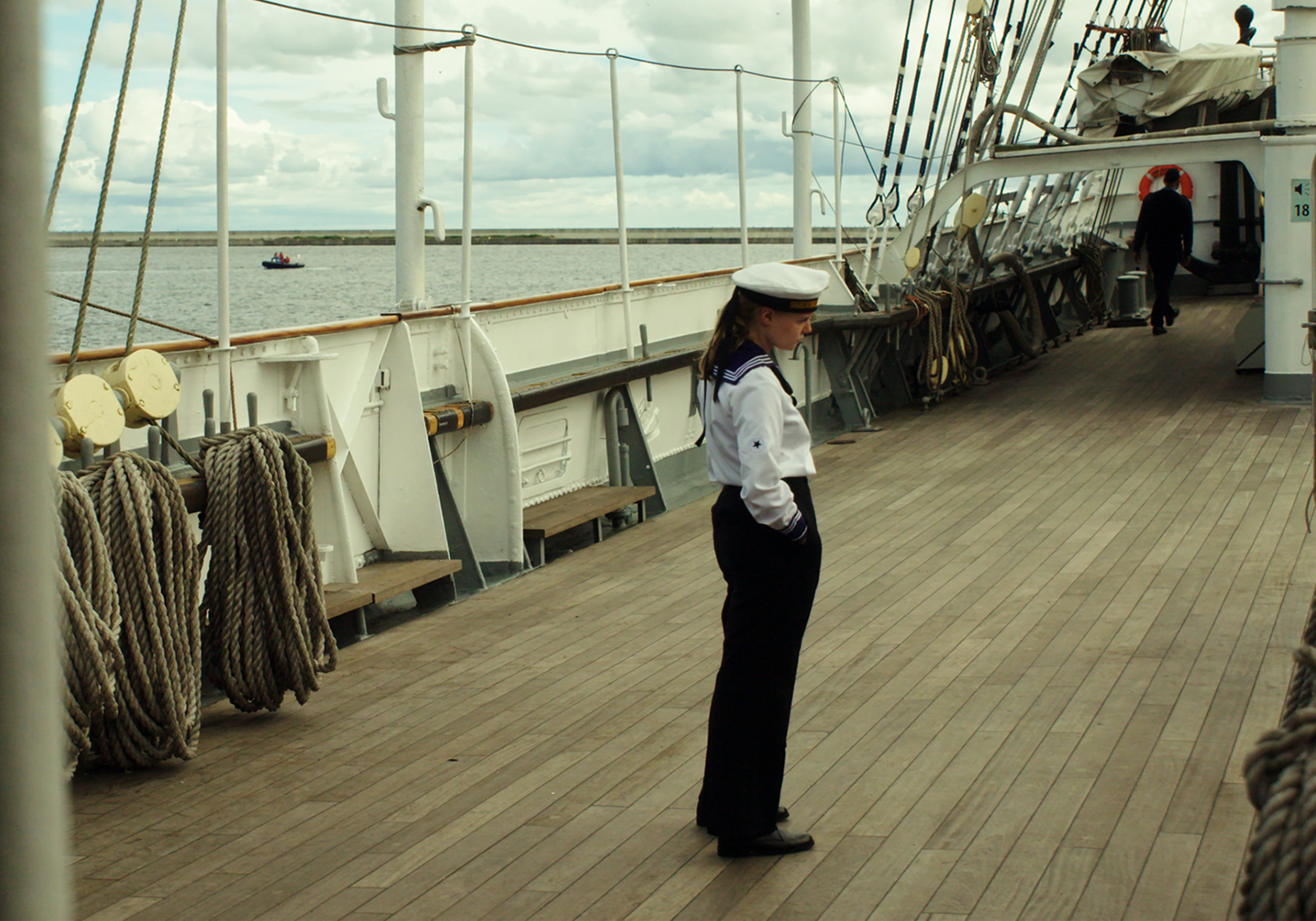 Lilly Borchert steht allein an Deck der "Johann Kinau", die der "Gorch Fock" nachempfunden ist