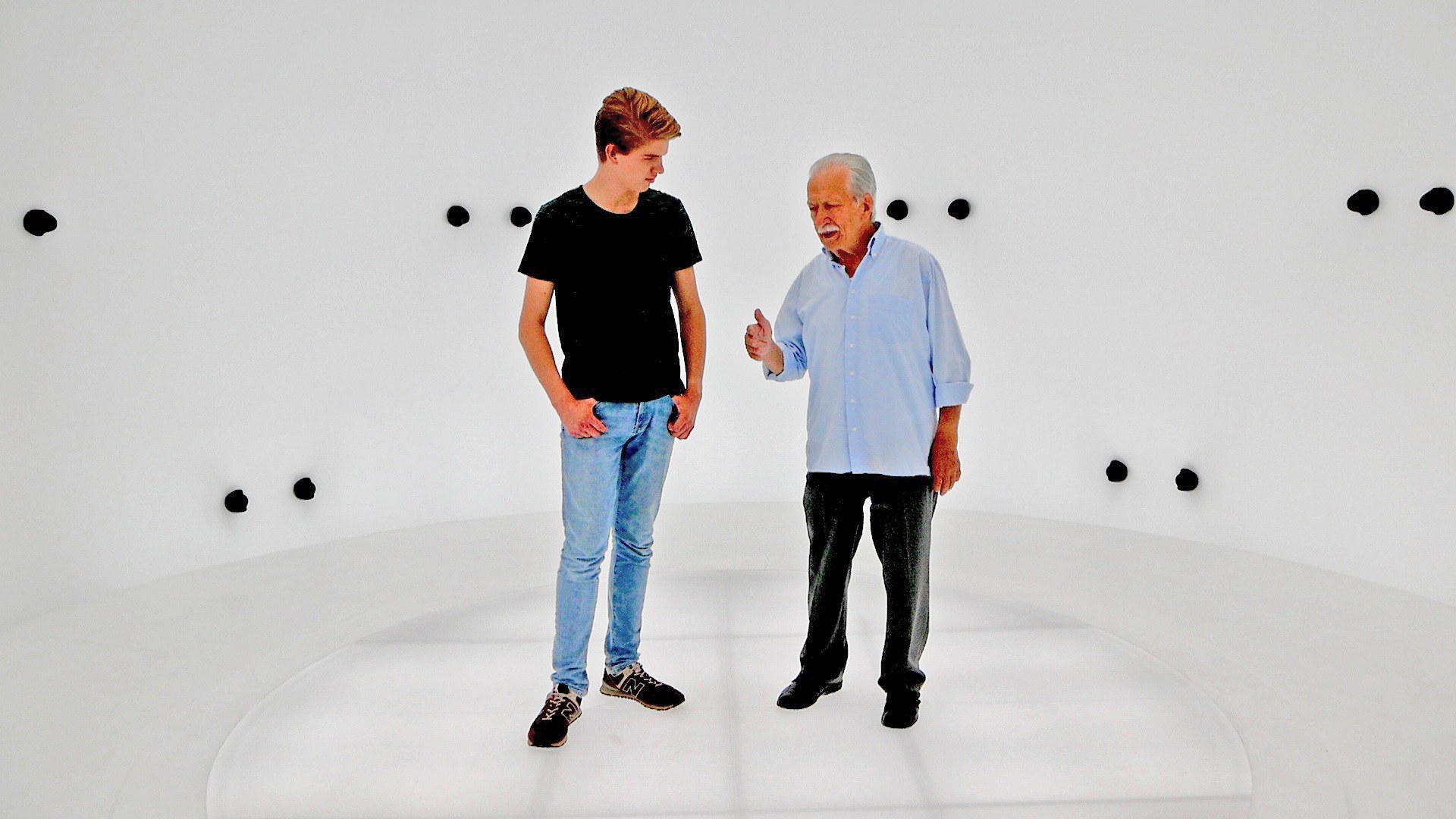Der Holocaust-Überlebende Ernst Grube berichtet dem Schüler Phil Carstensen (links) von seinem Leben.  Aufgenommen wurde der VR-Film im Jahr 2019