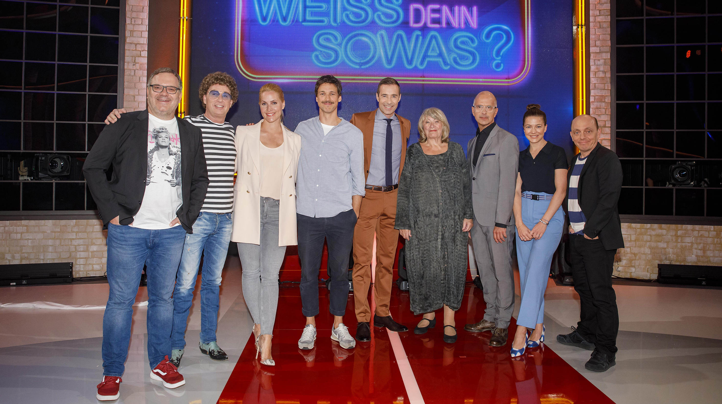 Foto: Elton, Atze Schröder, Judith Rakers, Florian David Fitz, Kai Pflaume, Alice Schwarzer, Christoph Maria Herbst, Hannah Herzsprung, Bernhard Hoecker (v.l.n.r.)