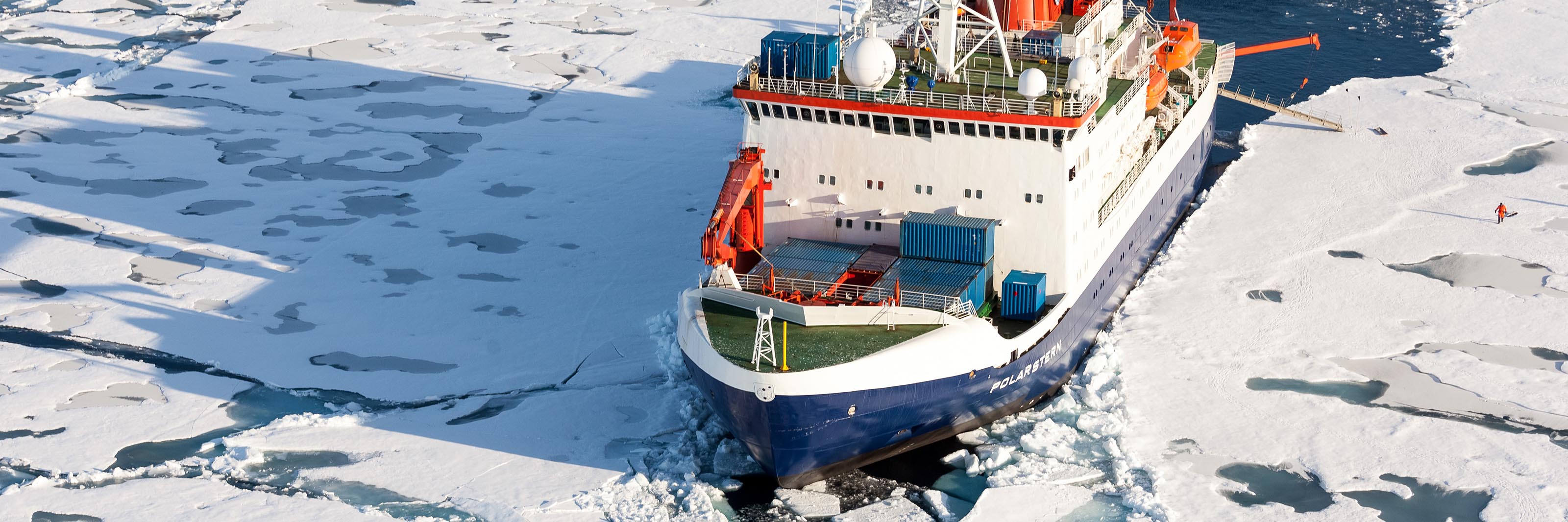 Das deutsche Forschungsschiff Polarstern in der zentralen Arktis
