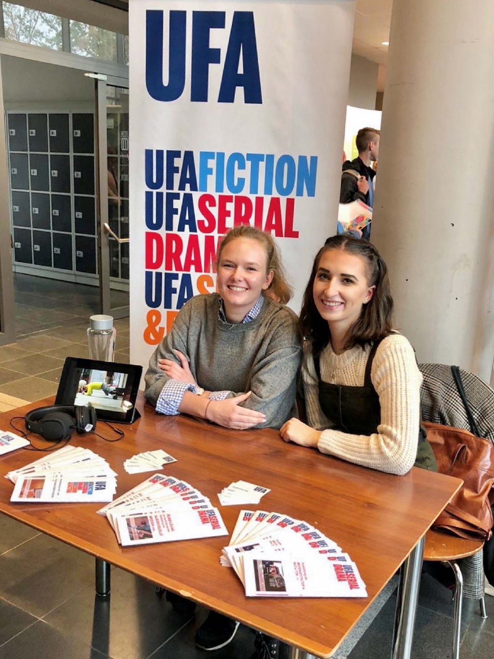 Lea Zantow und Celina Kulik am UFA-Stand beim Berufemarkt