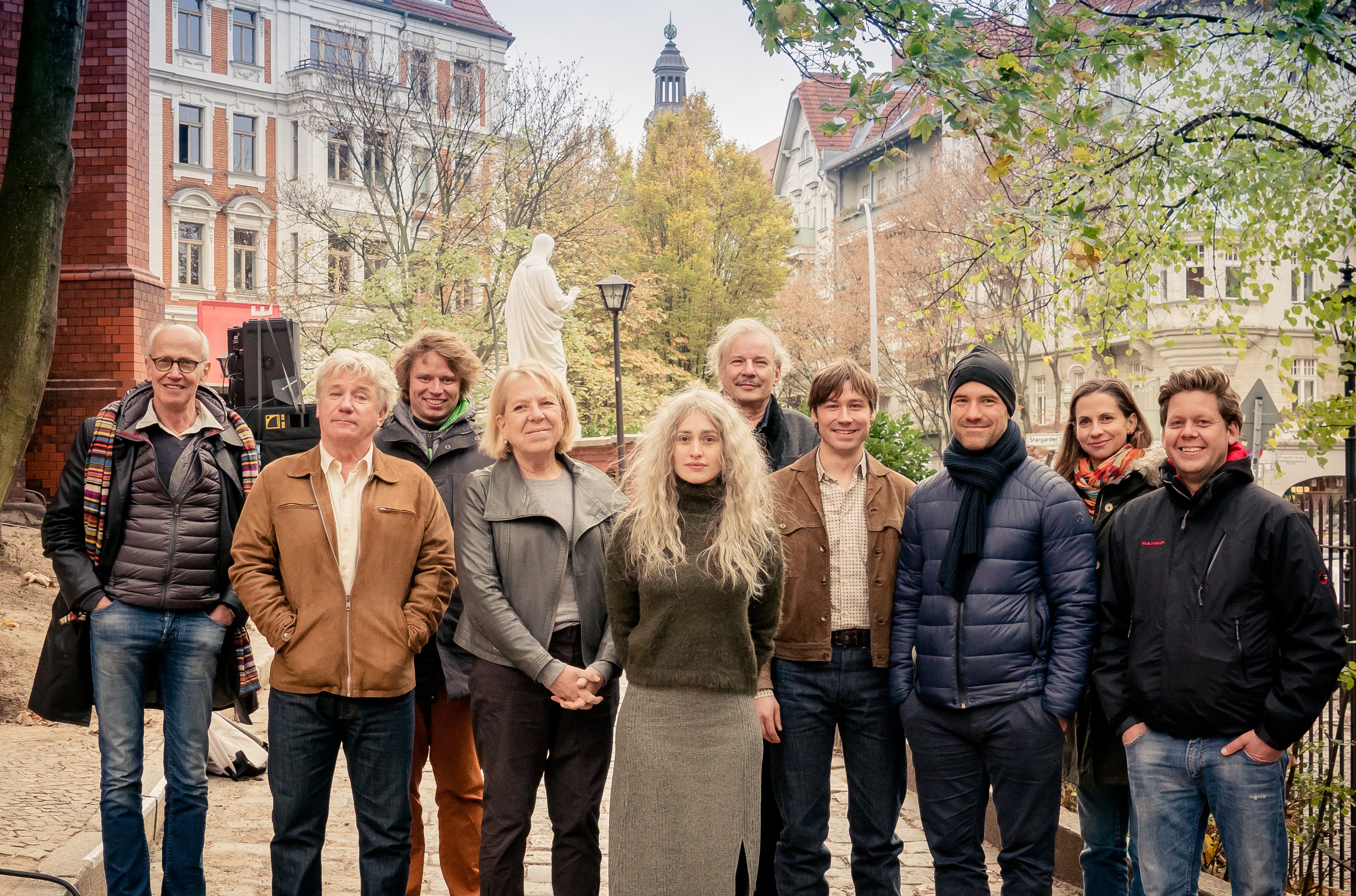 Foto: v.l.n.r.: Produzent Herman Weigel, Jörg Schüttauf, Kameramann Michał Grabowski, Förderreferentin Brigitta Manthey (Medienboard Berlin-Brandenburg), Deleila Piasko, Regisseur Leander Haußmann, David Kross, Produzent Sebastian Werninger (UFA FICTION), Producerin Lydia Elmer (Constantin Film) und Ausführender Produzent Matthias Adler (UFA FICTION)