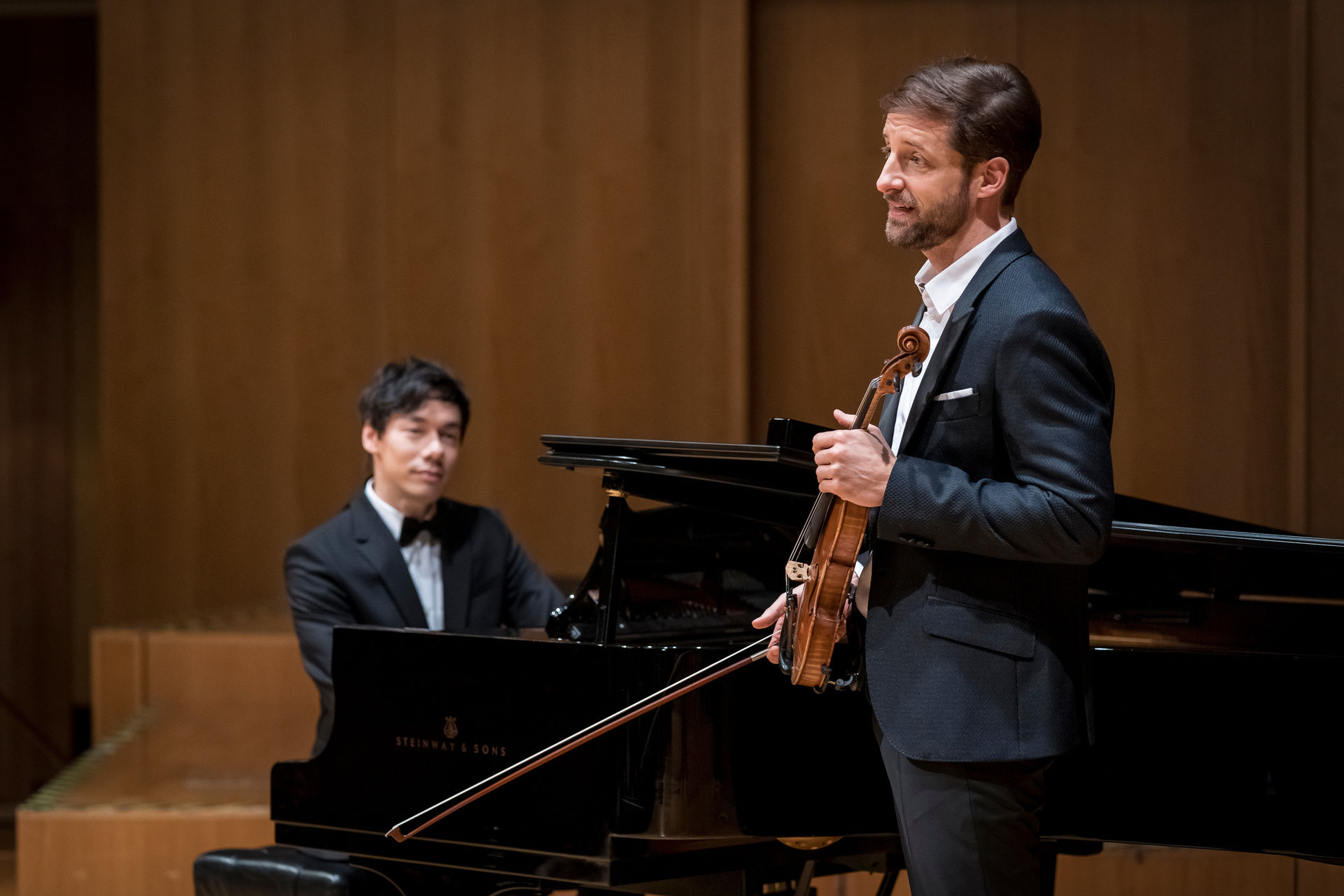 Der Wiener Stargeiger Philipp Baumgarten (Dominik Maringer, r.) hat das Leipziger Gewandhaus-Publikum mit einer ganz besonderen Melodie beeindruckt. Pianist Karsten (Florian Clyde, l.) begleitet ihn.