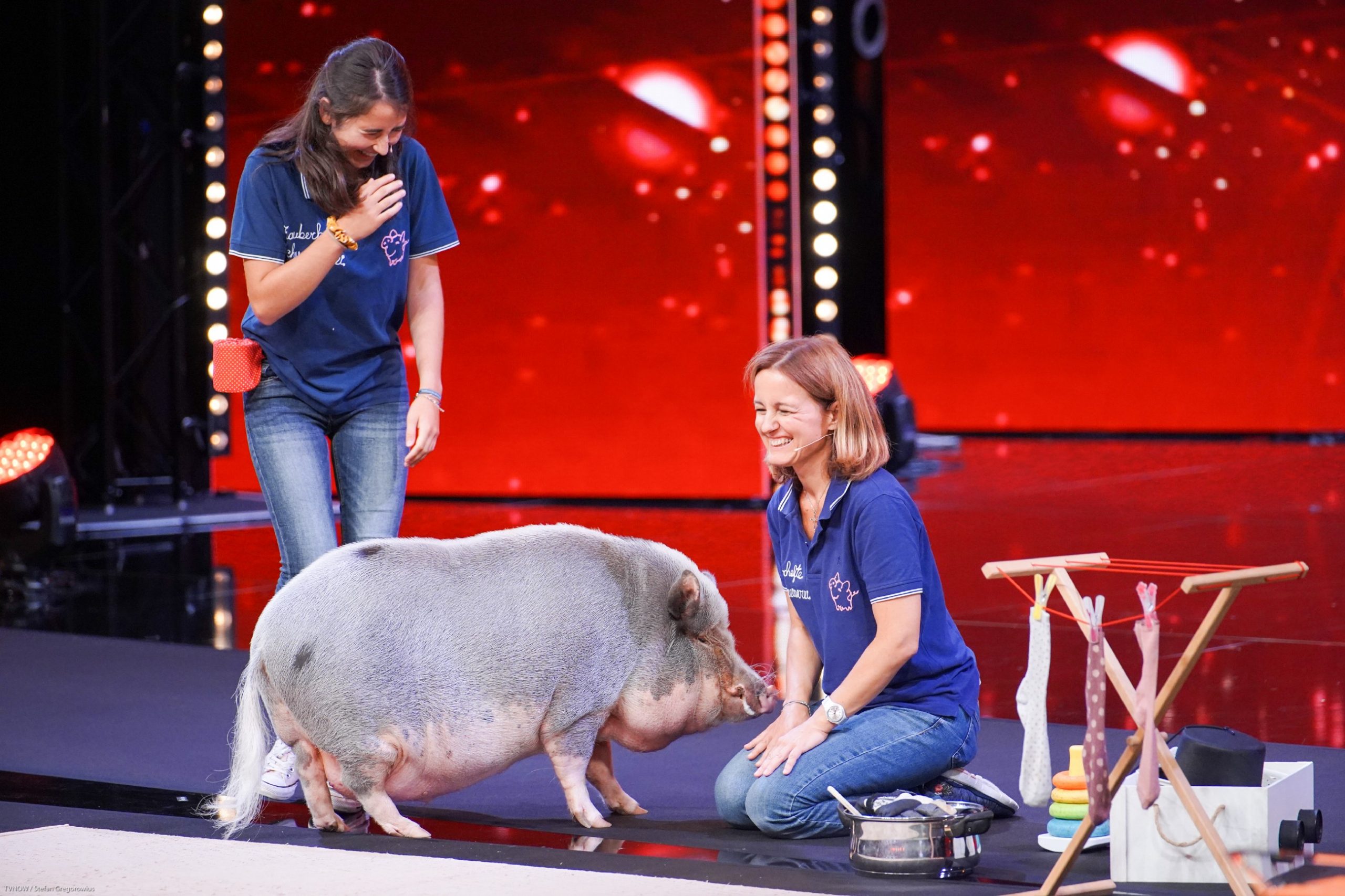 Minischwein Idefix mit Julia und Henriette