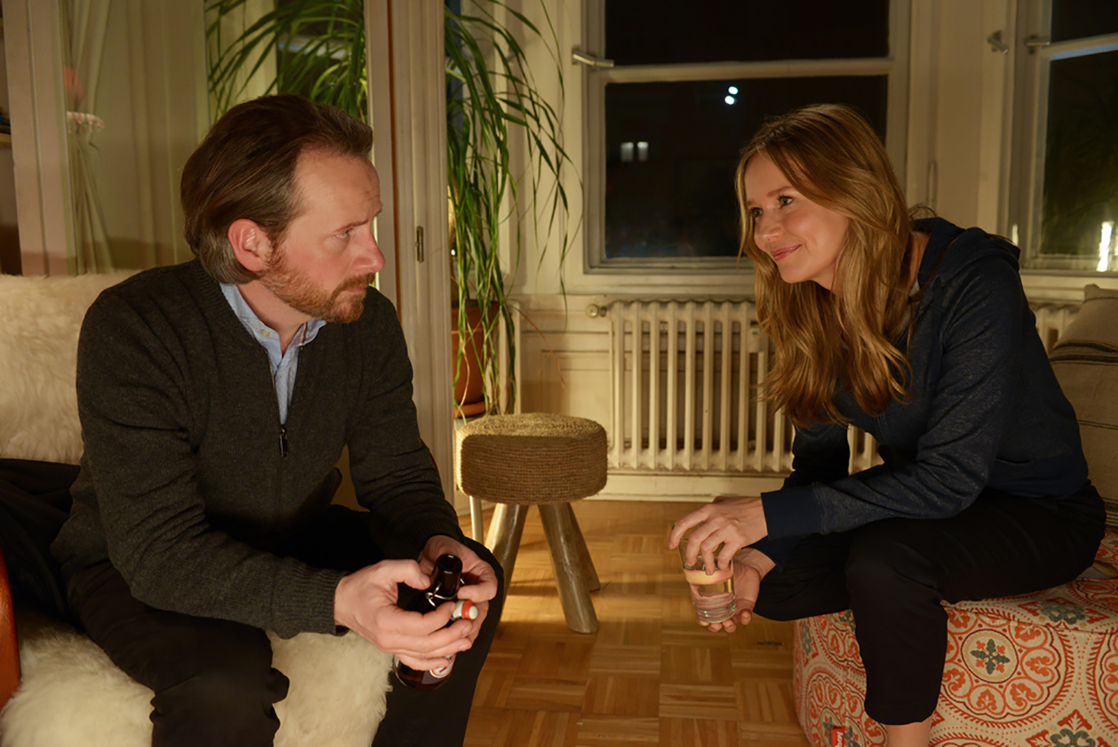Linett (Stefanie Stappenbeck) freut sich ihren Kindheitsfreund Stefan (Fabian Busch) wiederzusehen, doch er scheint ein Problem zu verbergen.