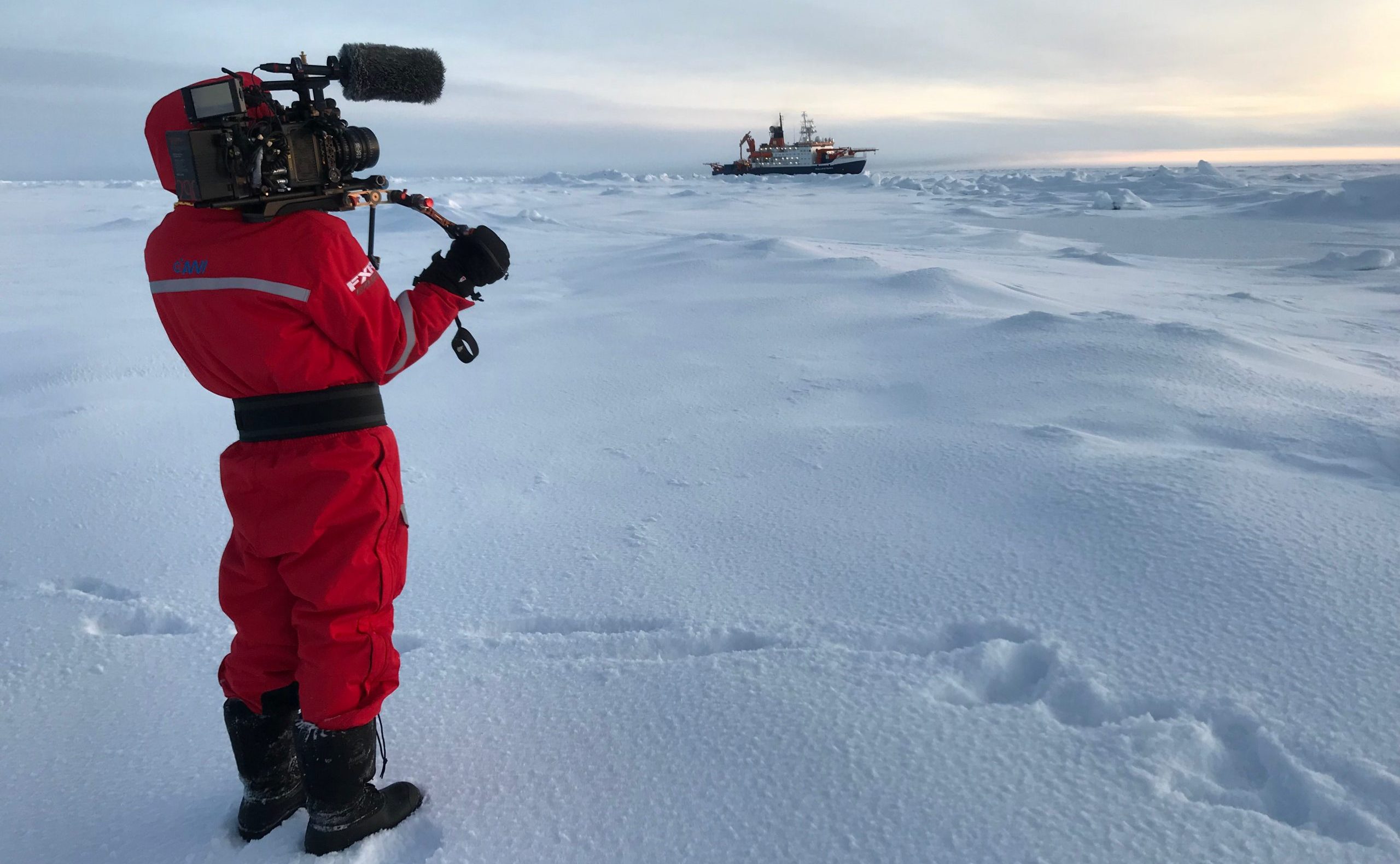 Exklusive Bewegtbild-Aufnahmen von der größten Arktis-Expedition aller Zeiten, hier gefilmt von Jakob Stark aus dem UFA-Filmteam