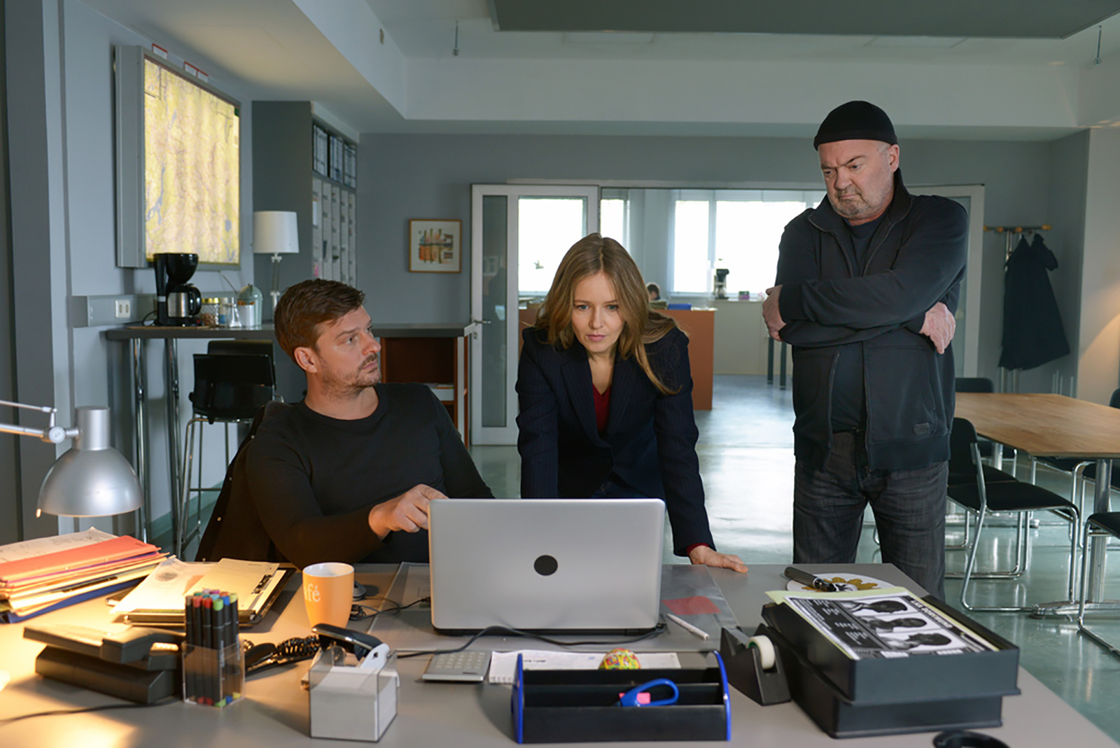Die Beweislast gegen Stefan ist erdrückend. Sebastian Klöckner (Matthi Faust), Linett Wachow (Stefanie Stappenbeck) und Otto Garber (Florian Martens) halten ihn für schuldig.