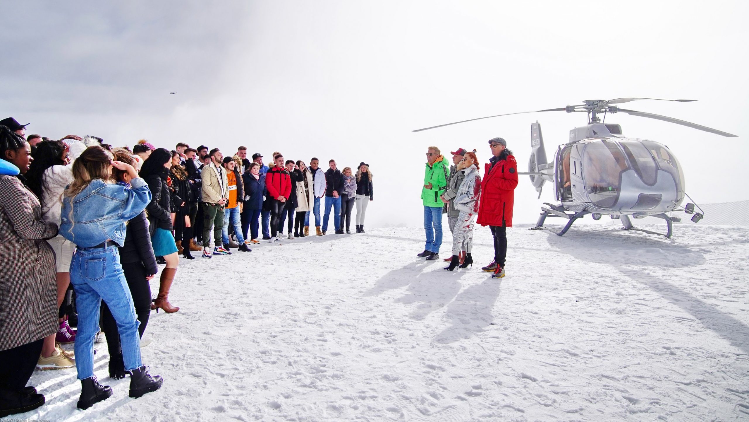 Die Jury (v.l.) Dieter Bohlen, Pietro Lombardi, Oana Nechiti und Xavier Naidoo begrüsst die Kandidaten zum Recall in Sölden