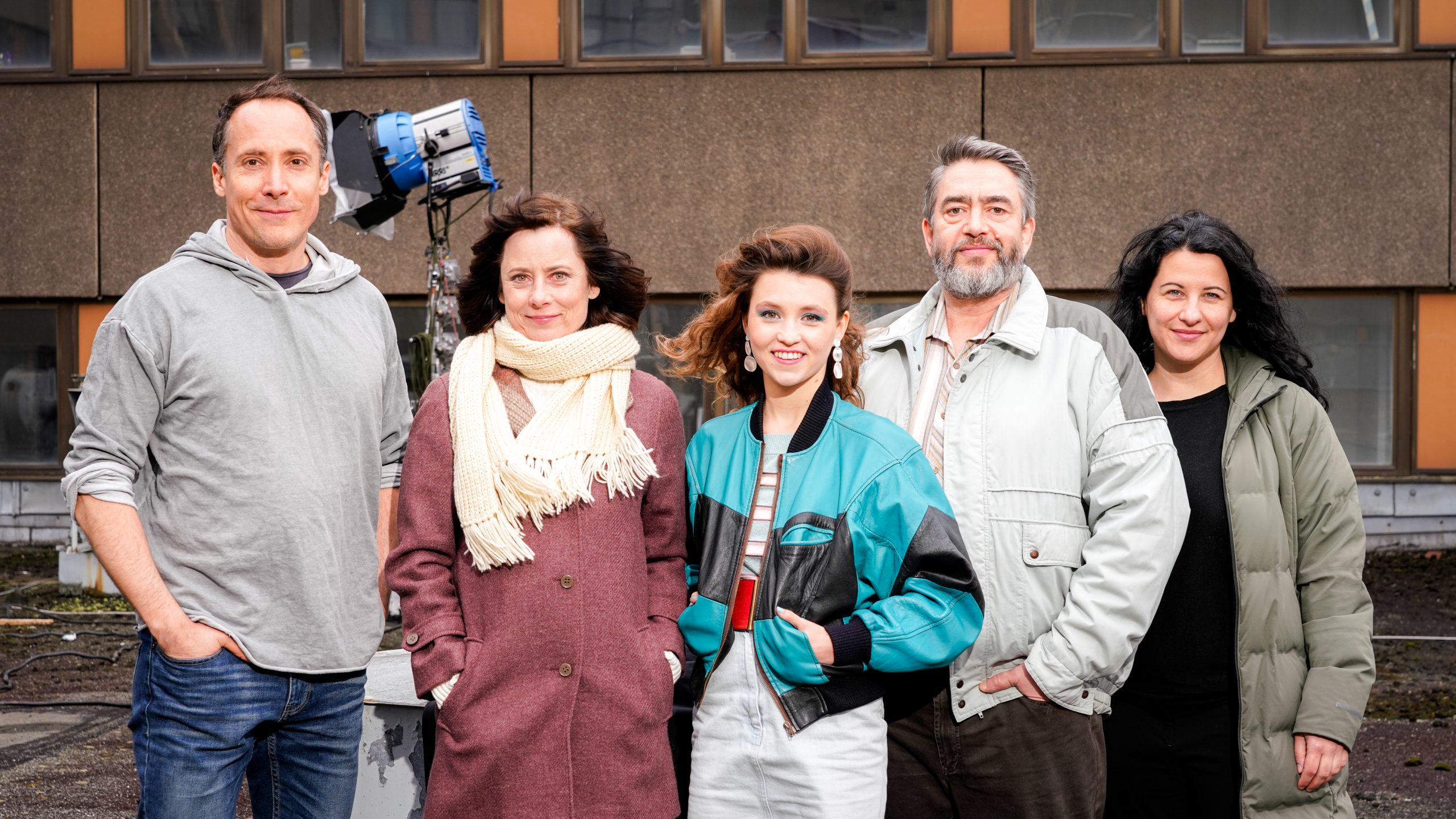 v.l.n.r.: Regisseur Andy Fetscher, die Darsteller*innen Inka Friedrich, Janina Fautz, Alexander Hörbe, Produzentin Henriette Lippold ©MDR/ARD Degeto/Steffen Junghans