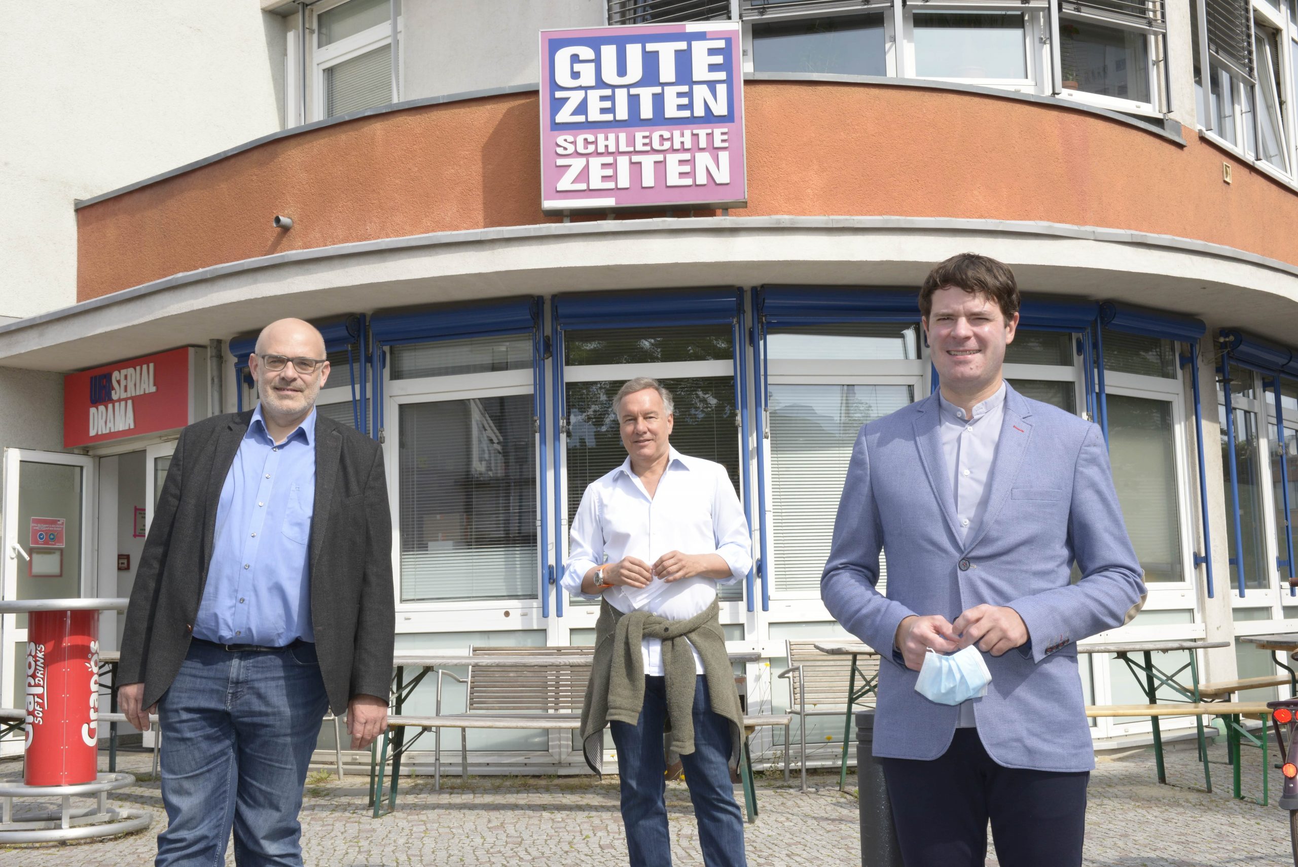 Die UFA-Geschäftsführer Joachim Kosack (l.), Nico Hofmann (m.) mit Staatssekretär Björn Böhning