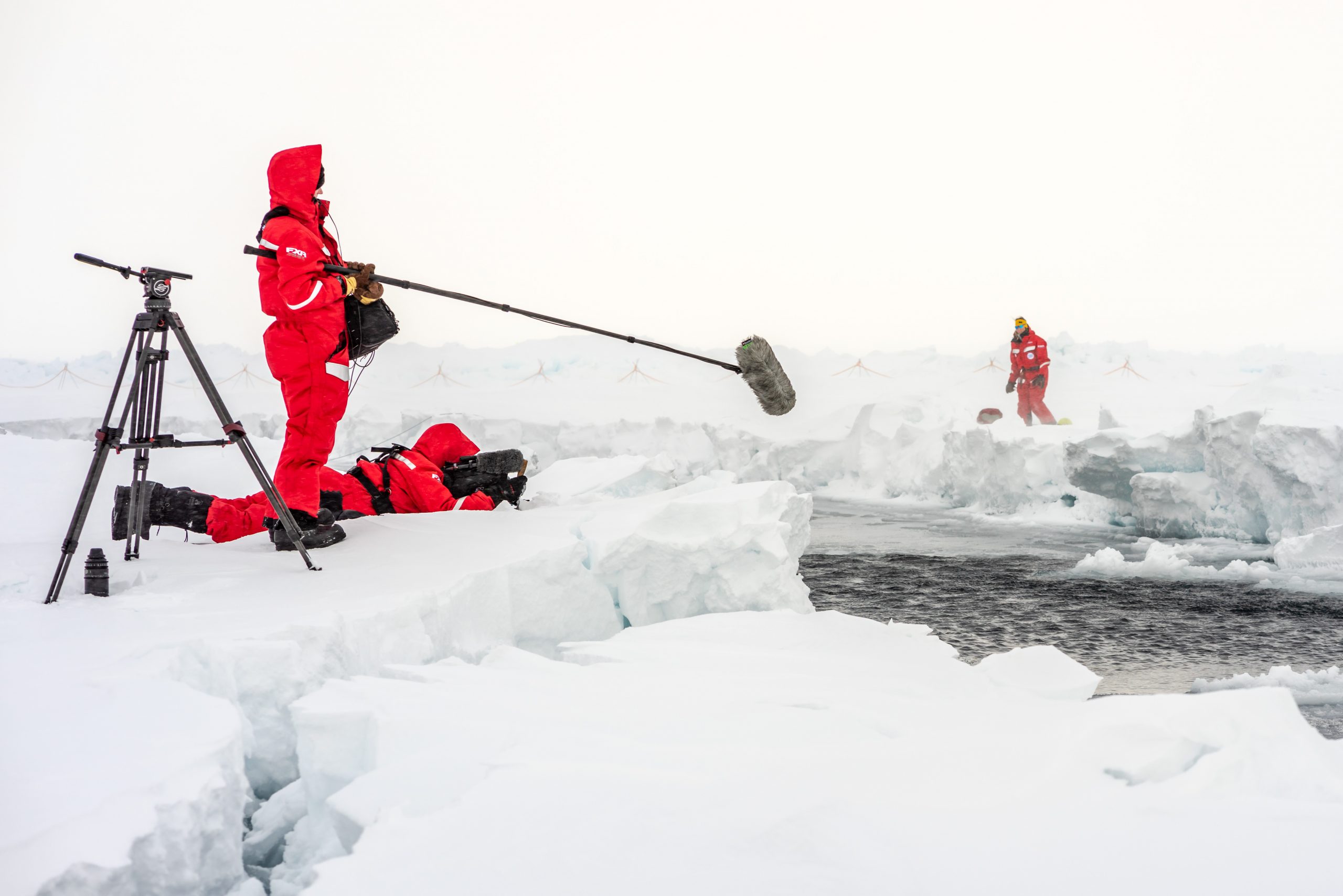 Das UFA-Kamerateam von Abschnitt 3, Dieter Stürmer und Manuel Ernst, bei der Arbeit auf dem Eis.