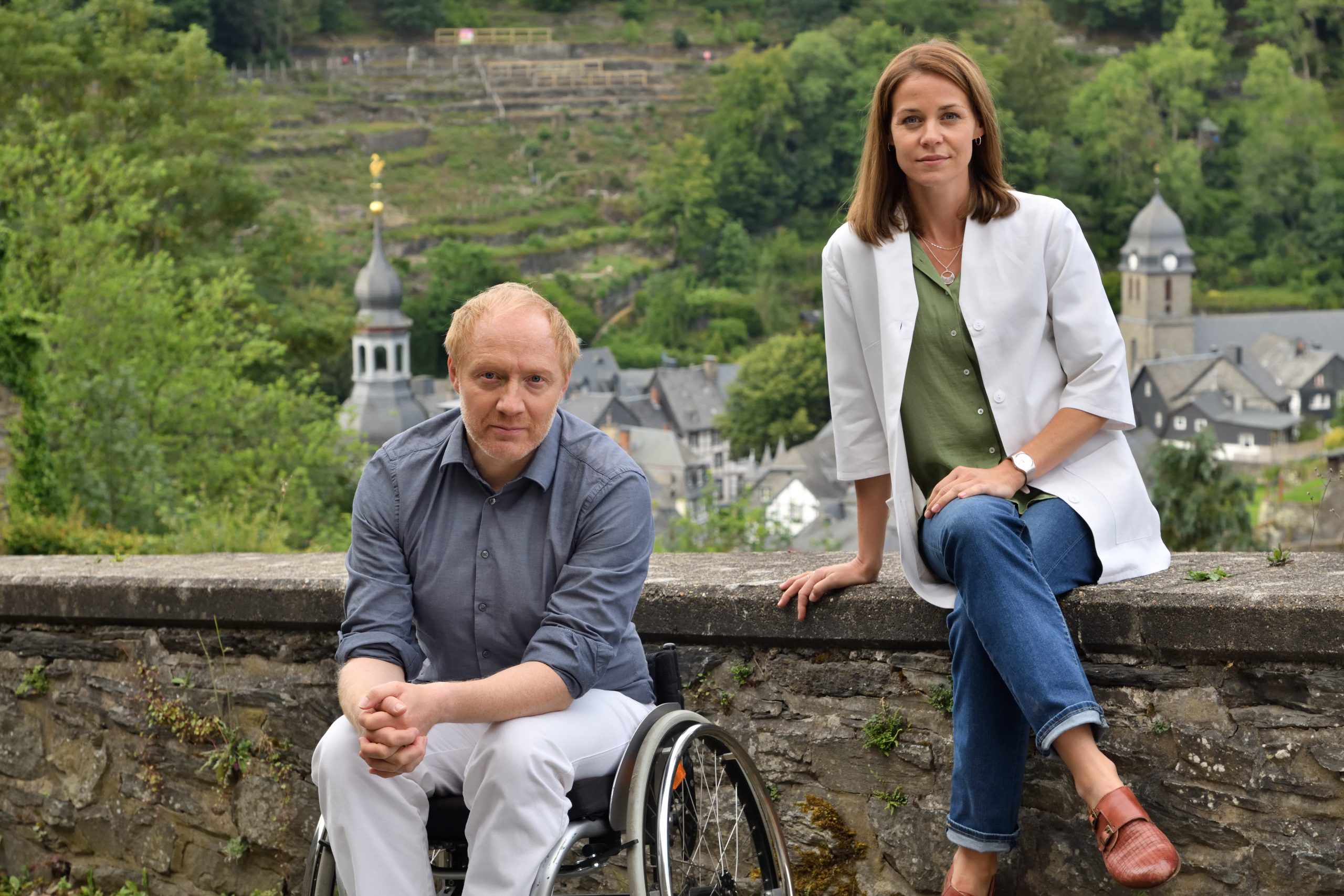 Simon Schwarz als Dr. Chris Wegner und Jessica Ginkel als neue Versorgungsassistentin Vicky Röver in „Familiengeheimnisse“ und „Chancen“