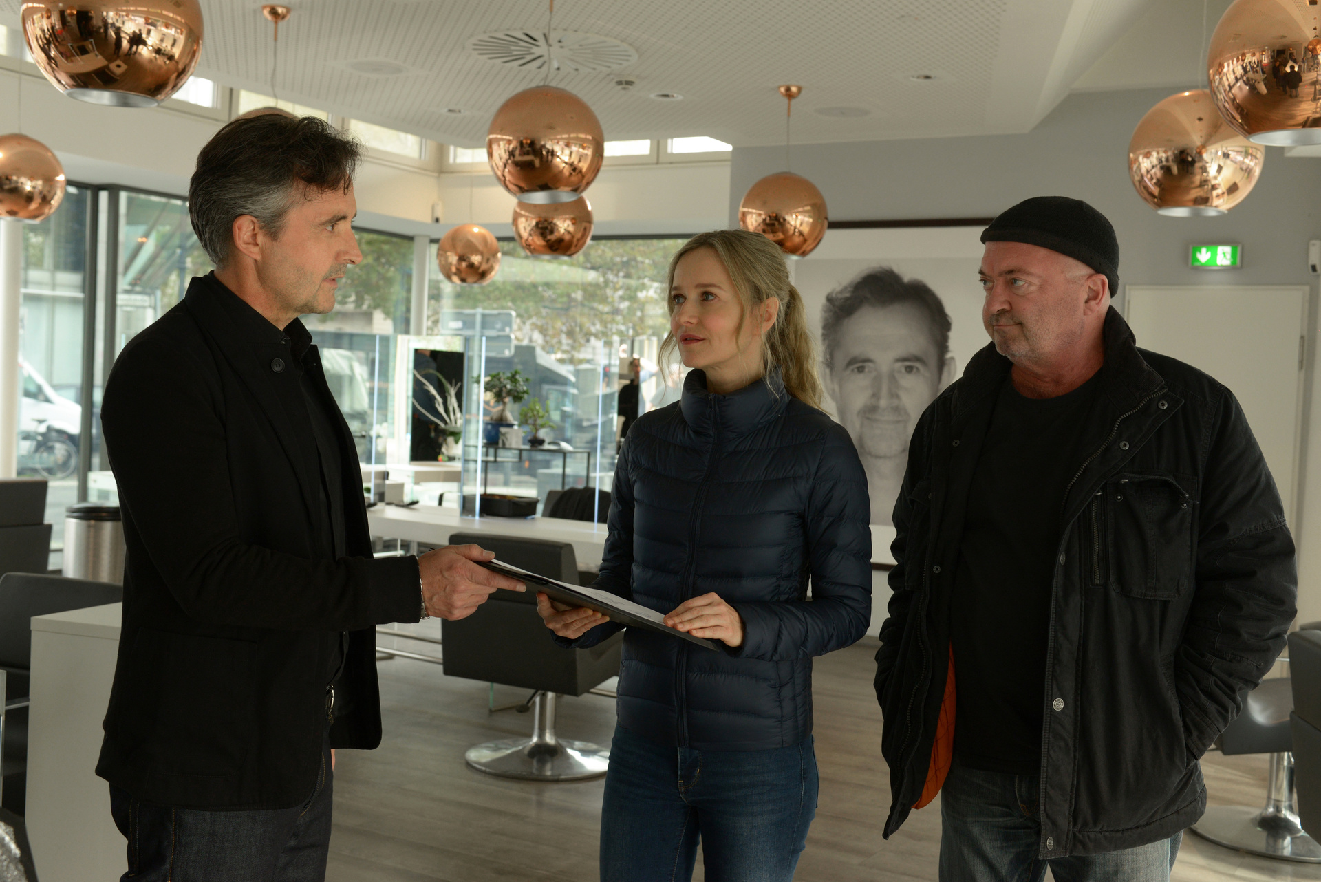 Benno Rohde (Harald Schrott, l.) zeigt Linett Wachow (Stefanie Stappenbeck, M.) und Otto Garber (Florian Martens, r.) die Vereinbarung zwischen ihm und Charly Köster. Die offenen Schulden lassen ihn zum Verdächtigen werden.