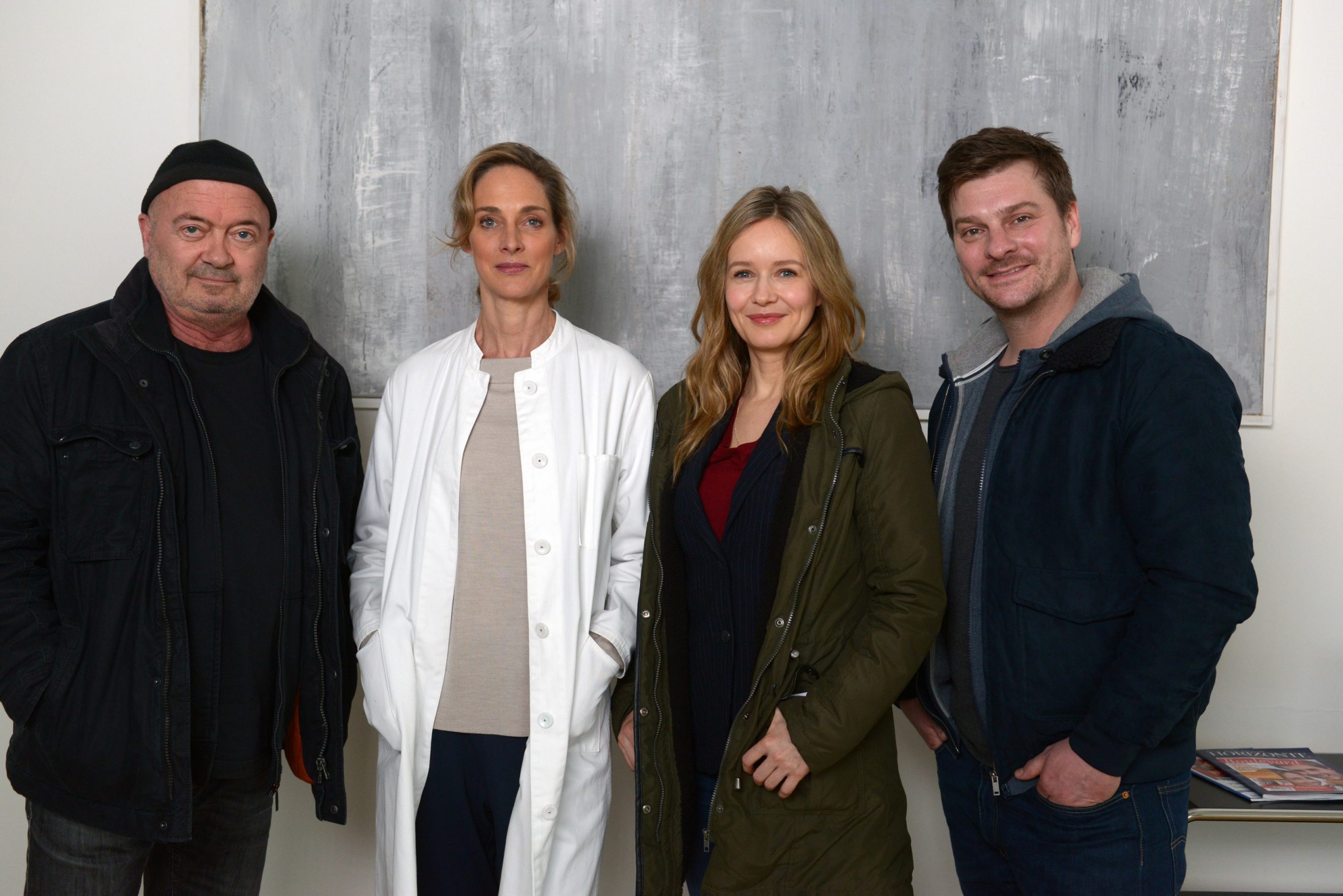 v.l.n.r.: Otto (Florian Martens), Dr. Vanessa Seidel (Sophie von Kessel),  Linett (Stefanie Stappenbeck), Sebastian (Matthi Faust) 