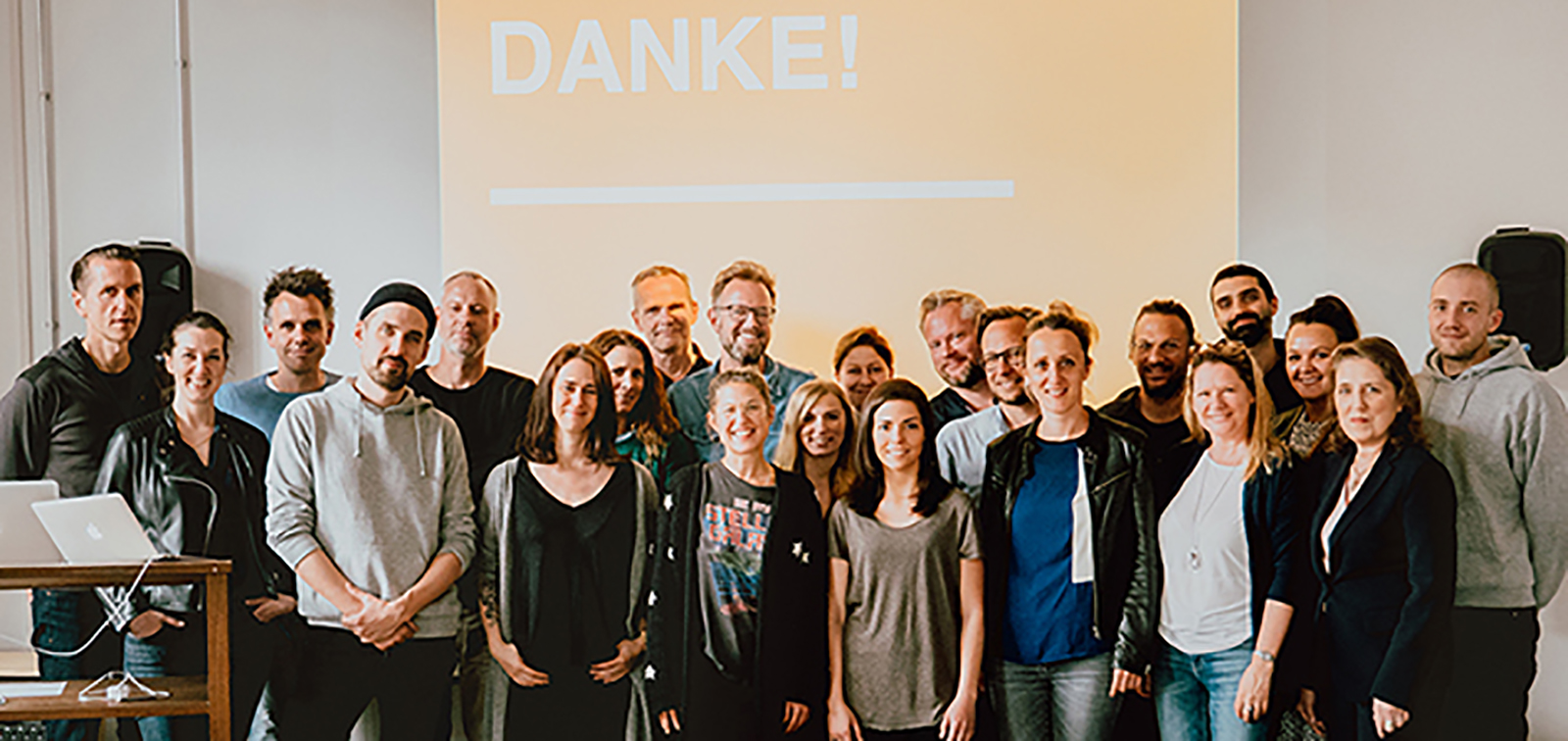 Gruppenfoto: Teilnehmer und Dozenten des Pilotprogramms (Copyright: Jannis Danikas)