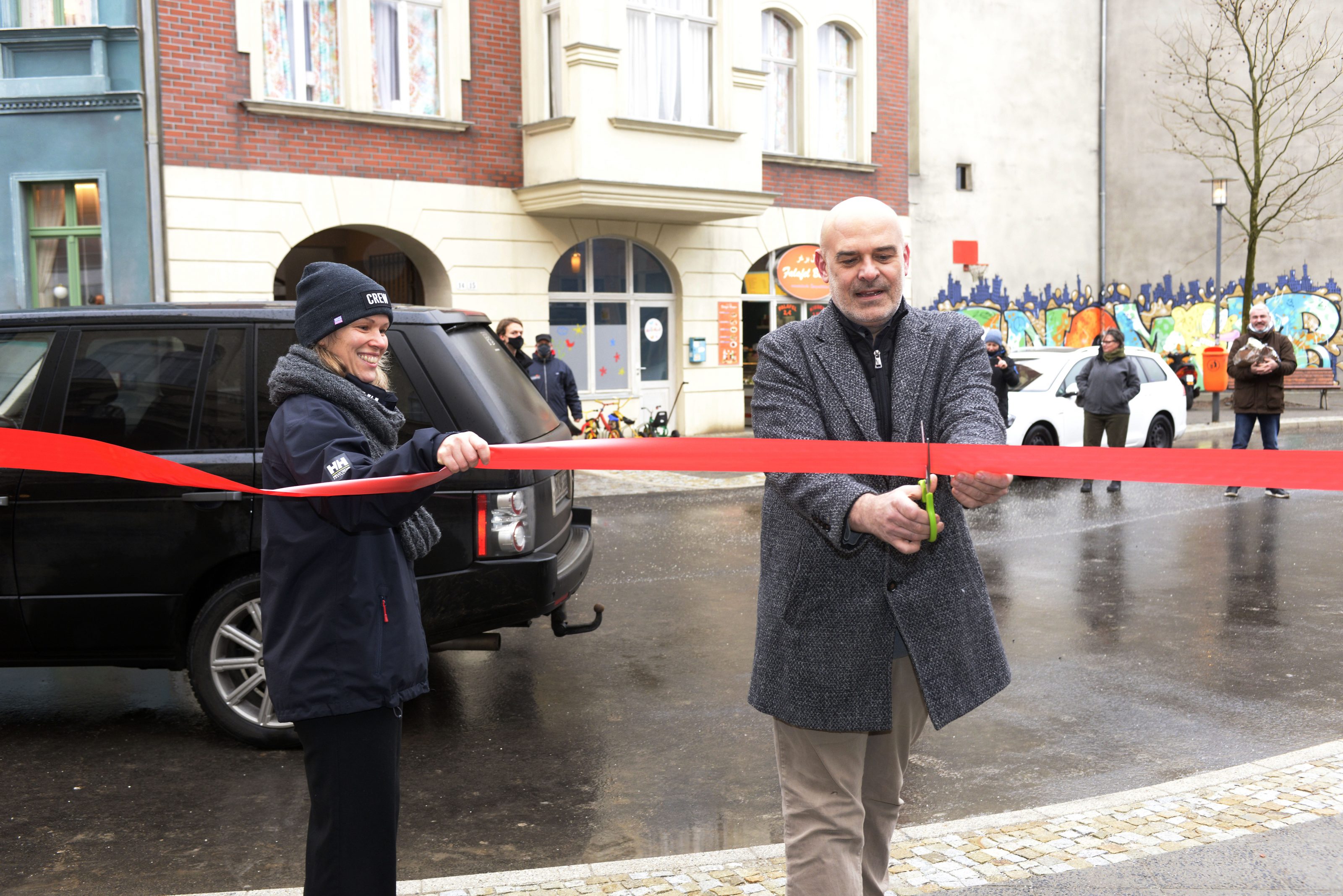 Team-Eröffnung des neuen GZSZ-Außensets für den Start der Dreharbeiten im Januar 2021 durch Line Producerin Christina Vogel-Froehlich und Joachim Kosack, Geschäftsführer UFA und UFA Serial Drama. Die ersten Szenen sind ab 10. März bei RTL zu sehen.