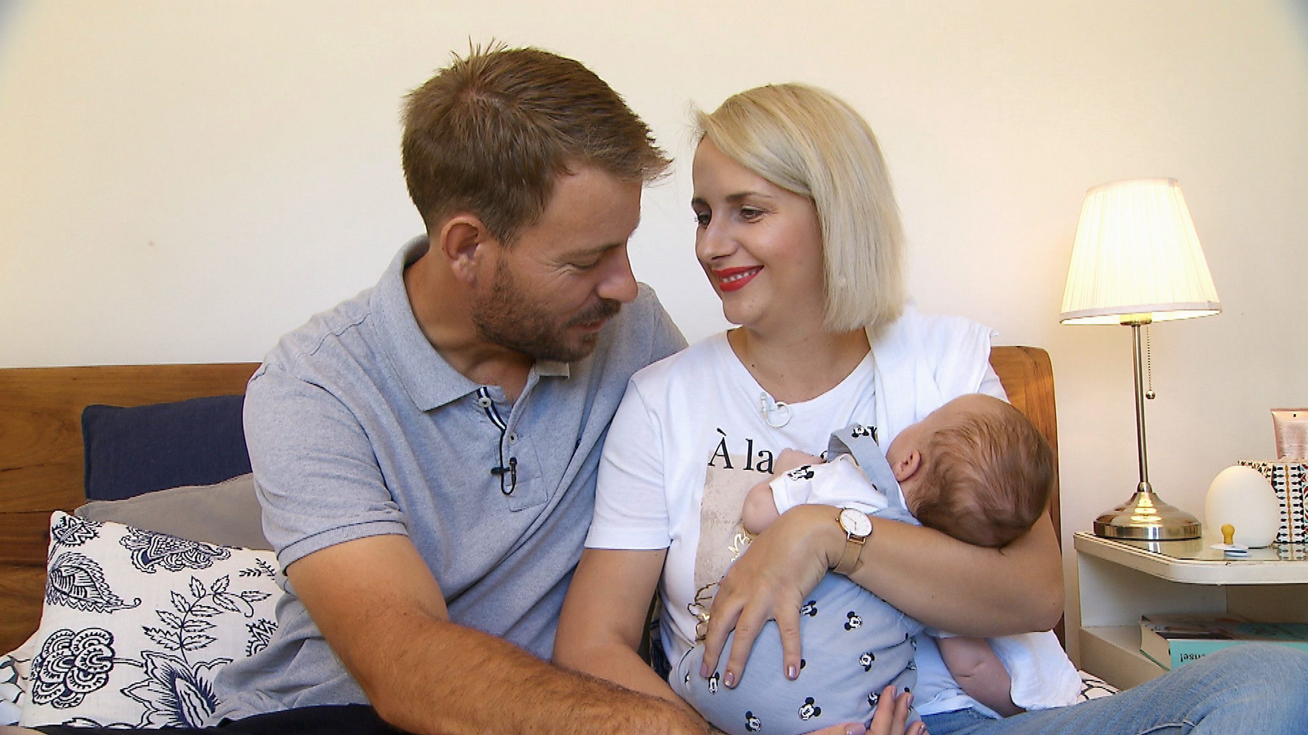 Anna und Gerald freuen sich jetzt endlich mit Leon eine kleine Familie zu sein.