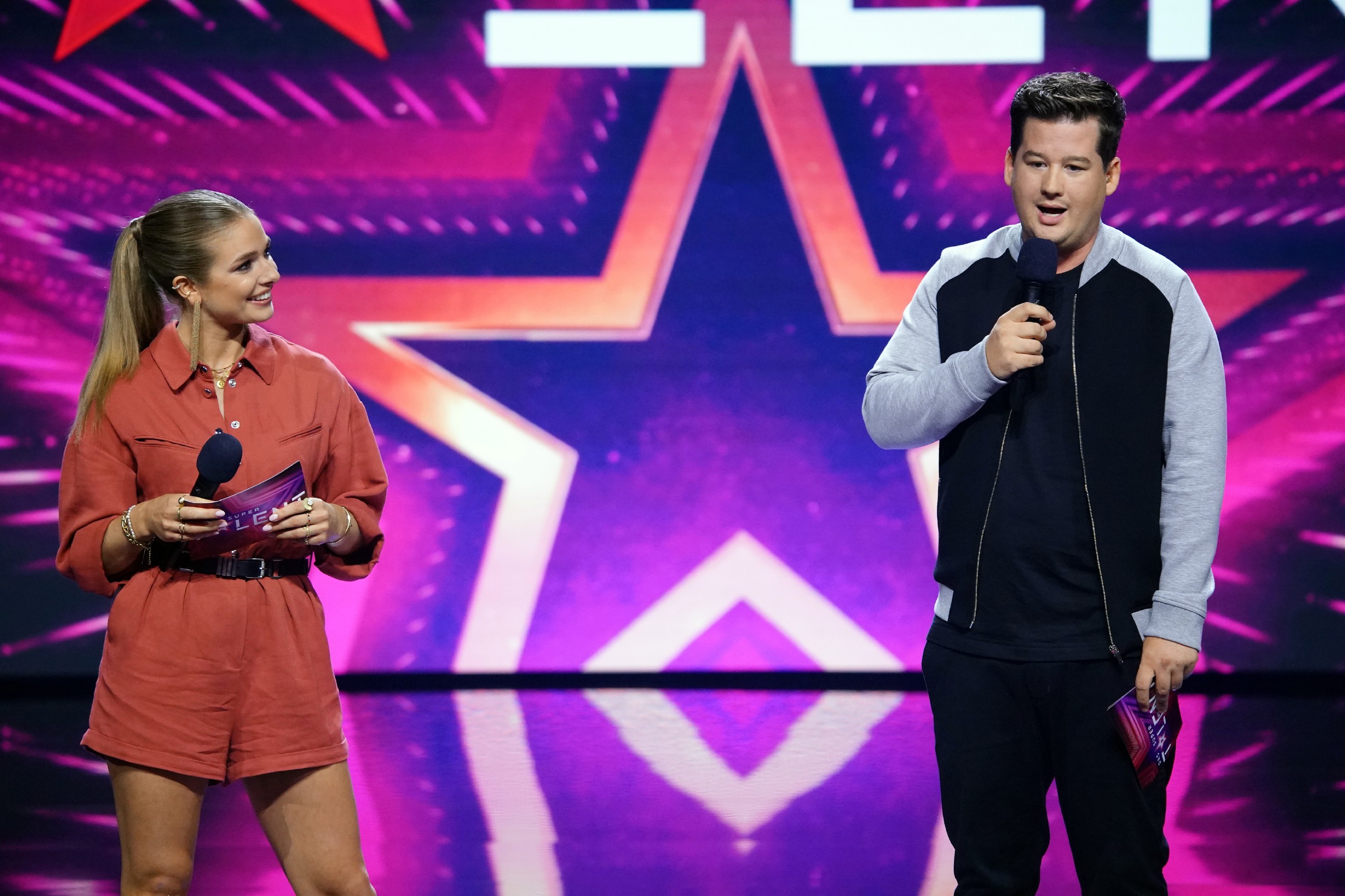 Lola Weippert und Chris Tall eröffnen die 4. Folge von DAS SUPERTALENT