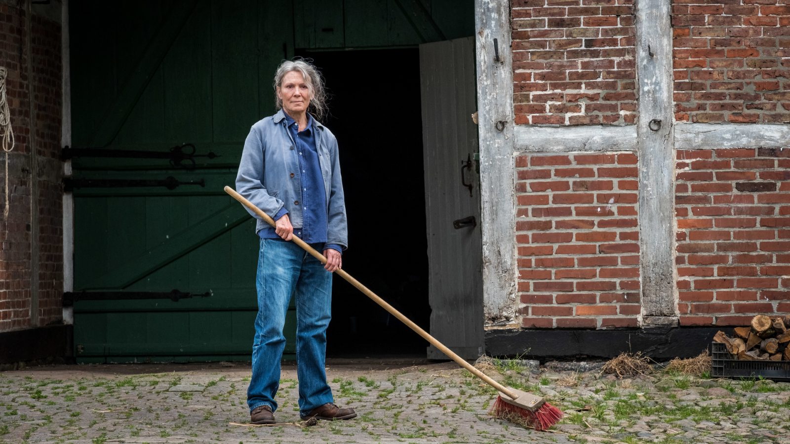 Vera Eckhoff (Iris Berben) hat neben ihrer Zahnarztpraxis im Dorf immer auch die nötigen Dinge auf dem Hof erledigt.