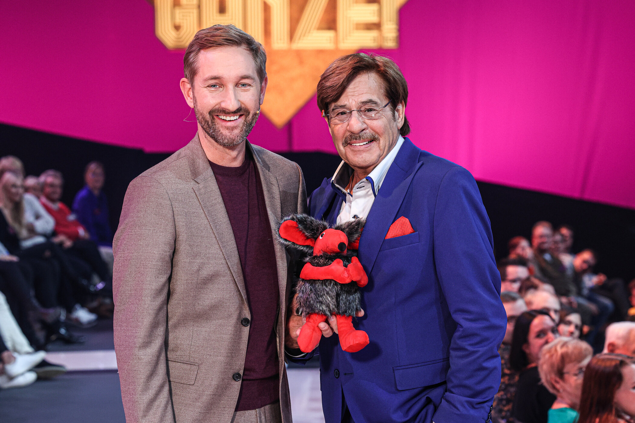 Daniel Boschmann (l.) und Jörg Draeger mit dem beliebtesten Trostpreis des deutschen Fernsehens