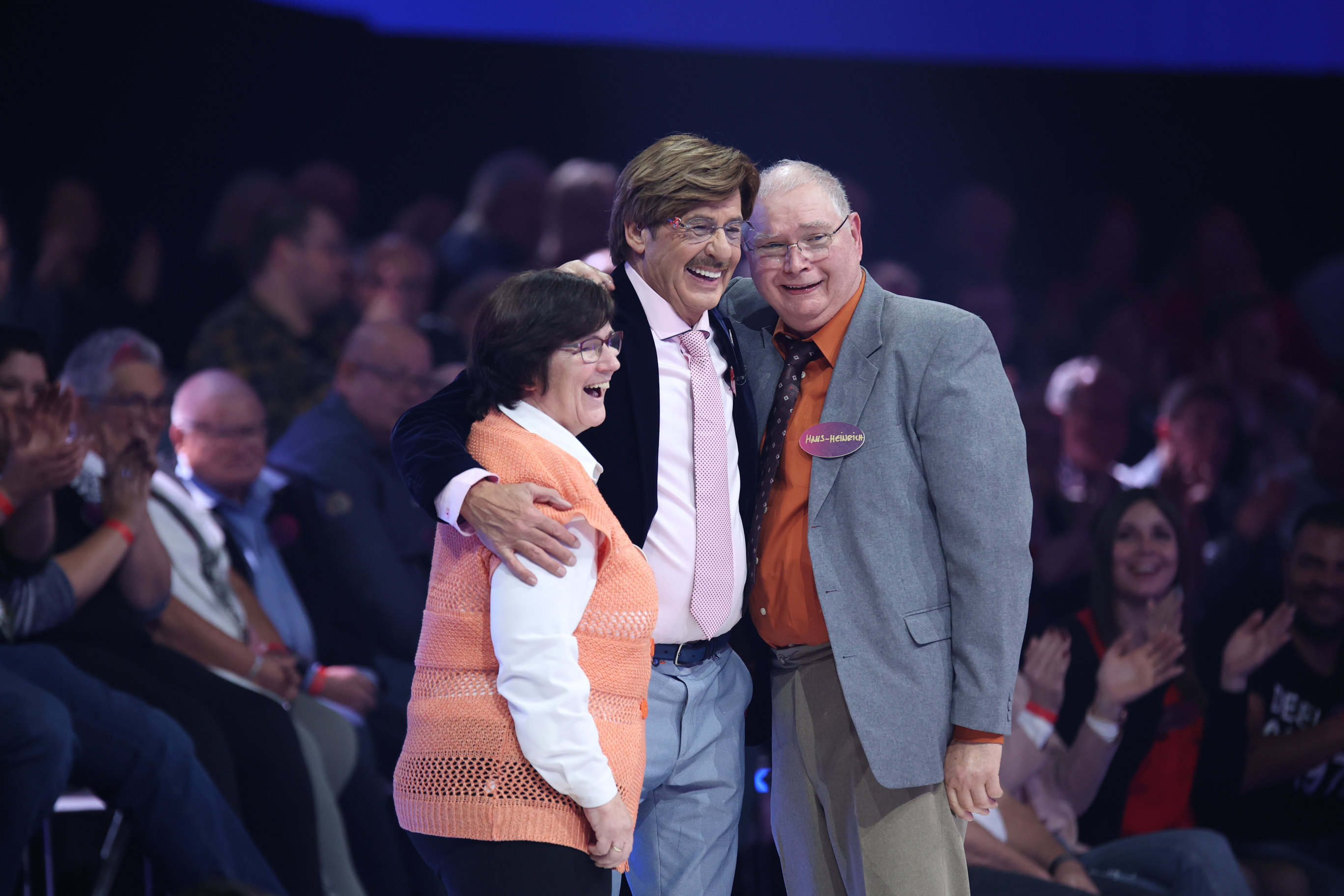 Big-Deal-Gewinner des Abends: Rentner Hans-Heinrich aus Weener (r.) und seine Frau Angela mit Jörg Draeger