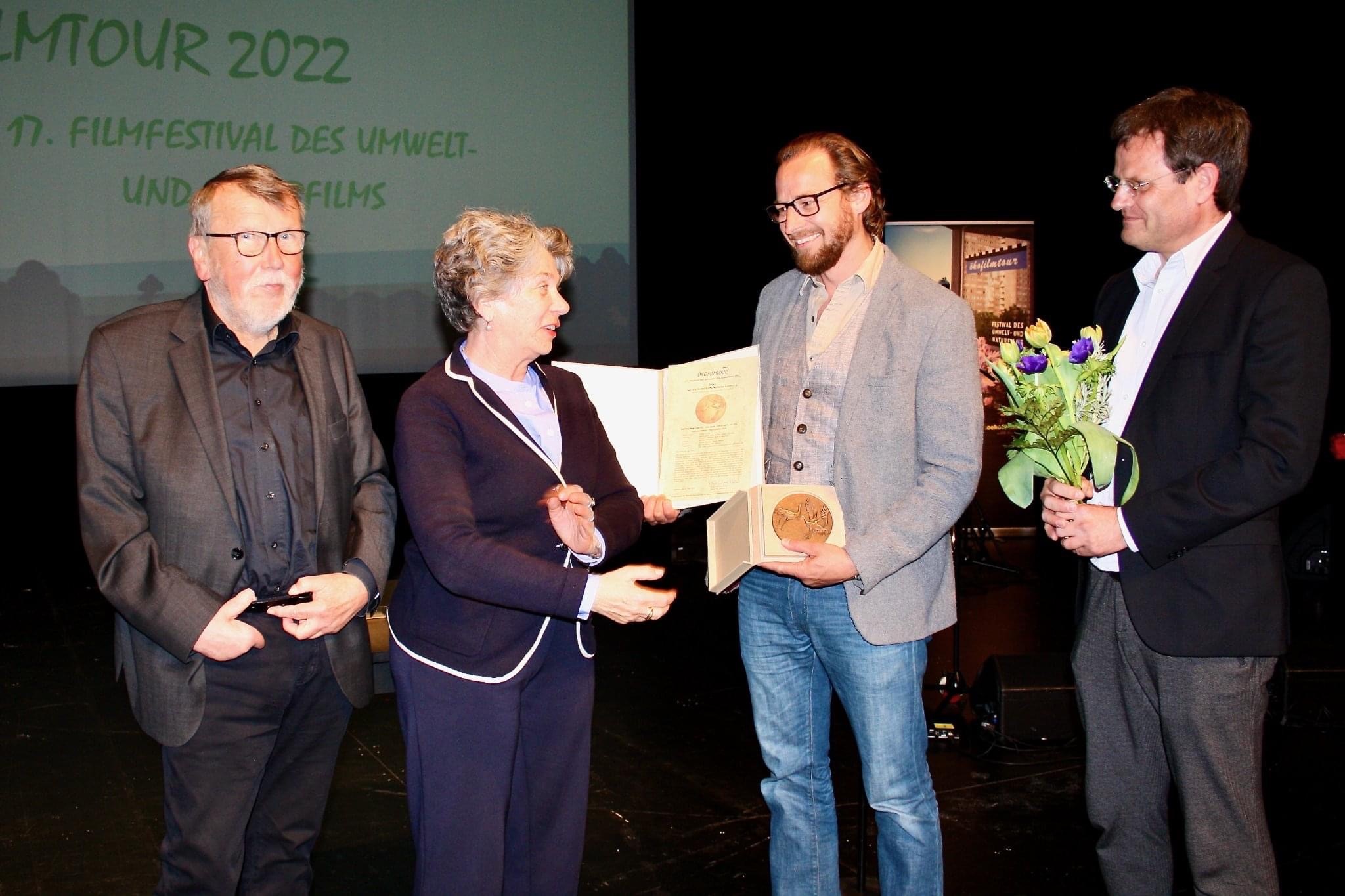 V.l.n.r.: Jury-Präsident Prof. Dr. Dieter Wiedemann (Präsident i. R. der Filmuniversität Babelsberg "Konrad Wolf"), Kirsten Niehuus (Geschäftsführerin des Medienboards Berlin-Brandenburg), Philipp Grieß (Regisseur und Senior Producer) und Markus Rex (Expeditionsleiter von MOSAiC).