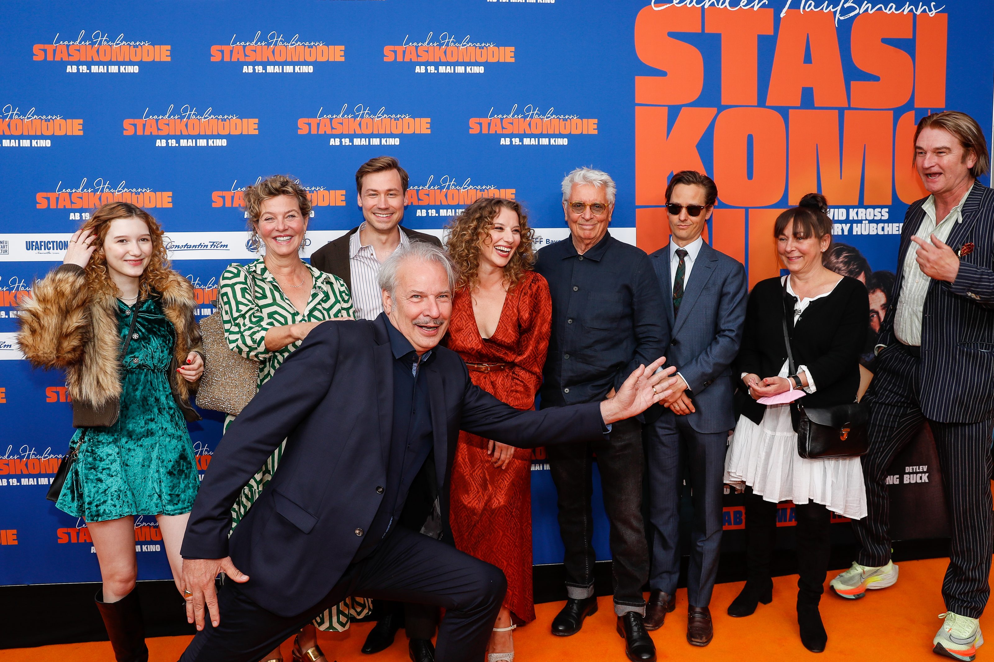 v.l.n.r: Elise Brehmer, Margarita Broich, Leander Haußmann, David Kross, Antonia Bill, Henry Hübchen, Tom Schilling, Steffi Kühnert und Detlev Buck / © Constantin Film Verleih/ Gerald Matzka