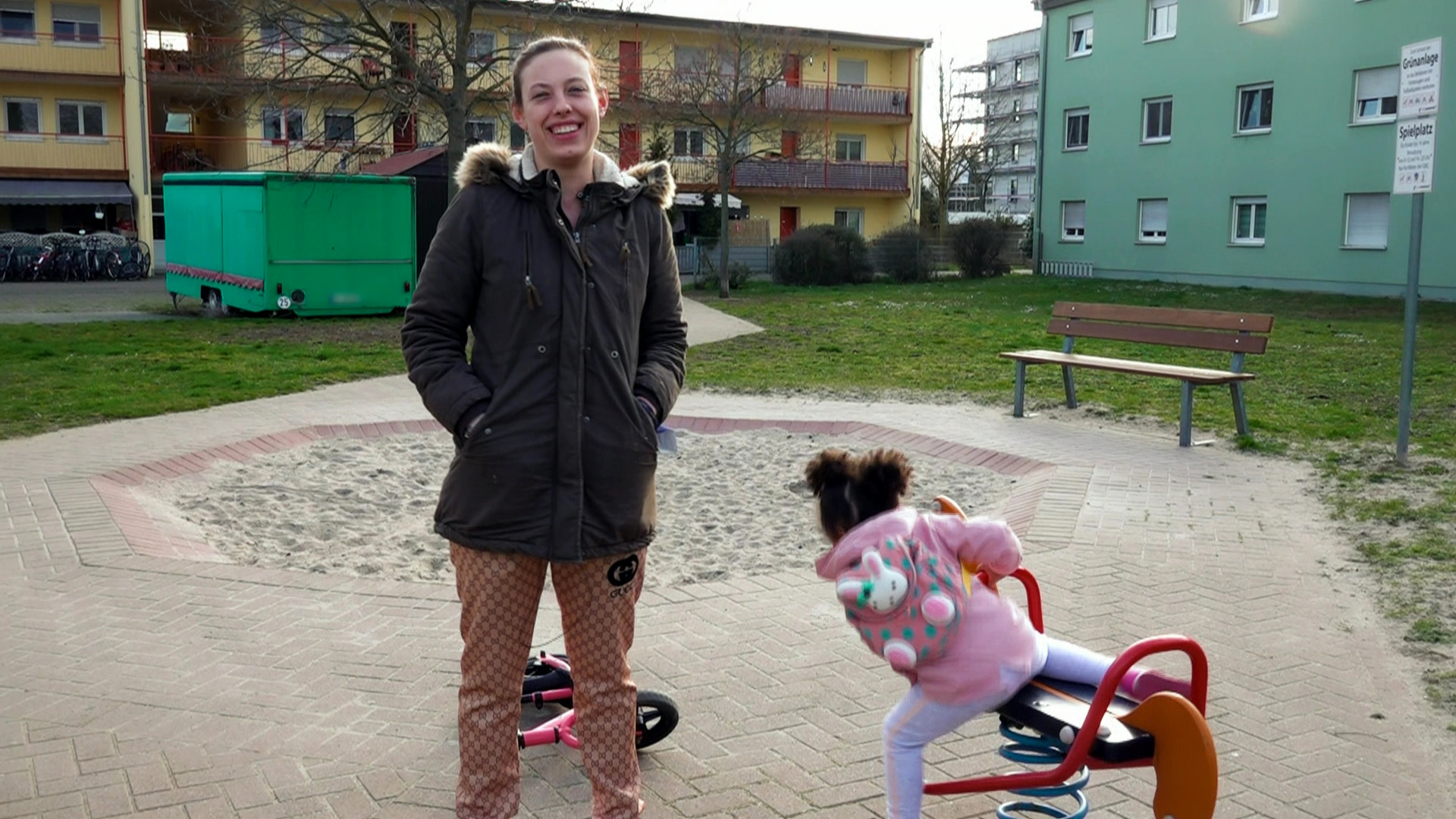 Benz-Baracken-Bewohnerin Janine mit ihrer Tochter