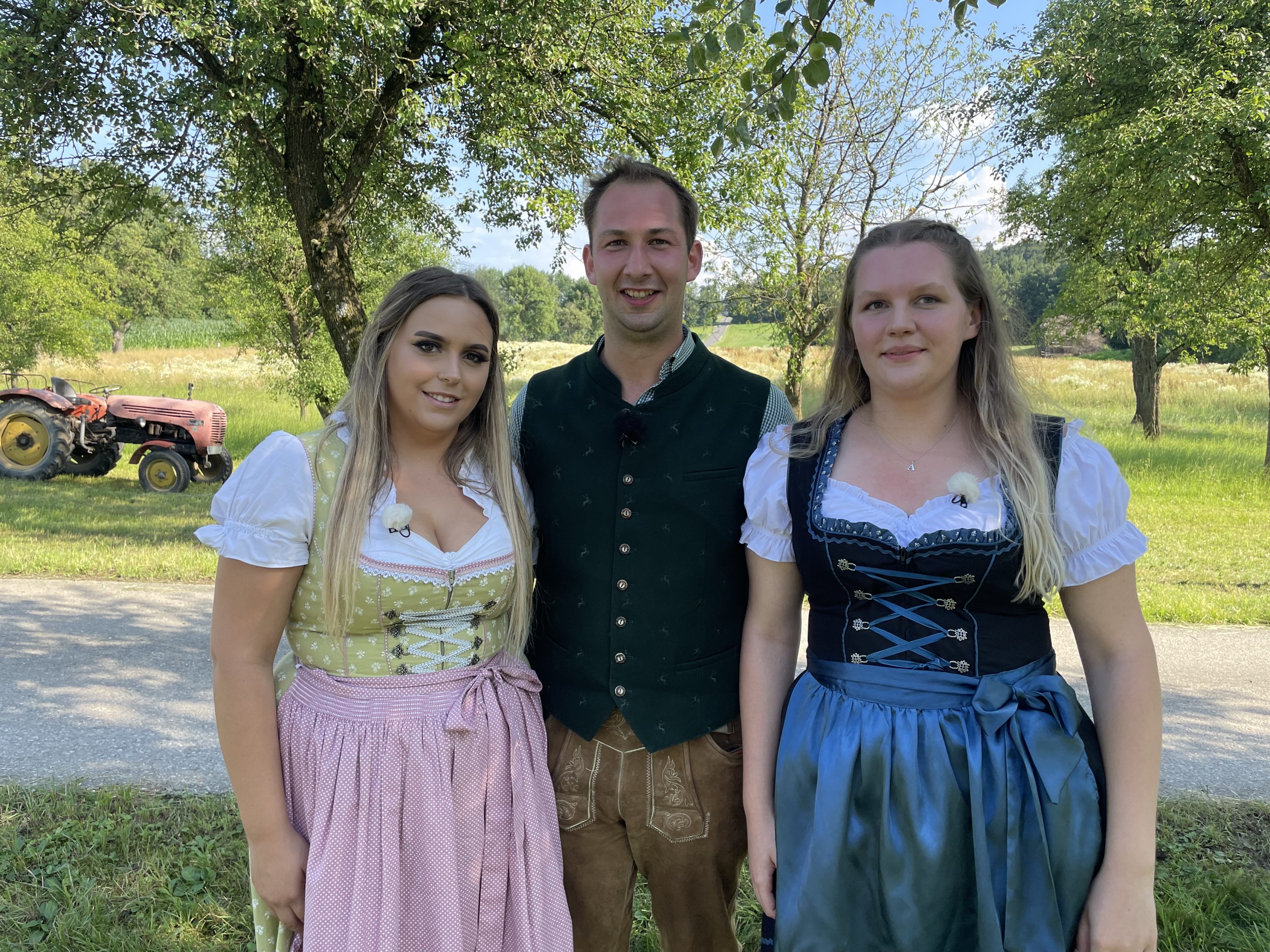 Sophie (18), Milchbauer Florian (25) und Anna (21)