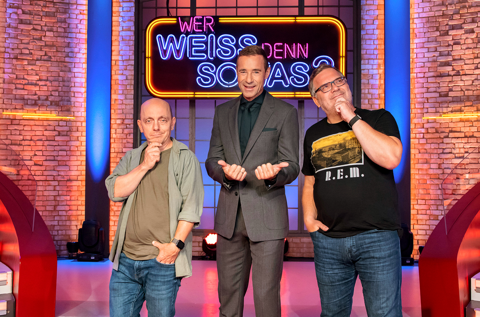 Moderator Kai Pflaume (M.) und die beiden Teamkapitäne Bernhard Hoëcker (l.) und Elton (r.)