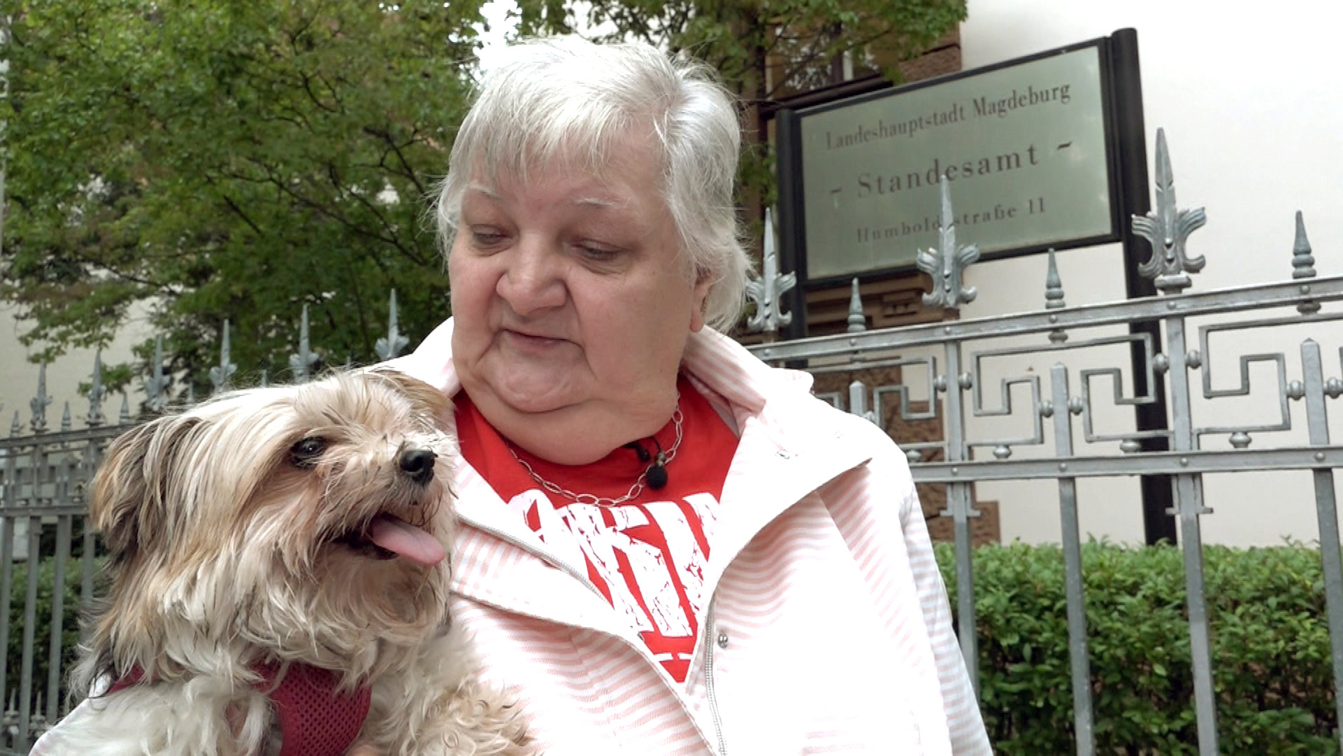 Die 64-jährige Siggi mit ihrem Hund Bibi
