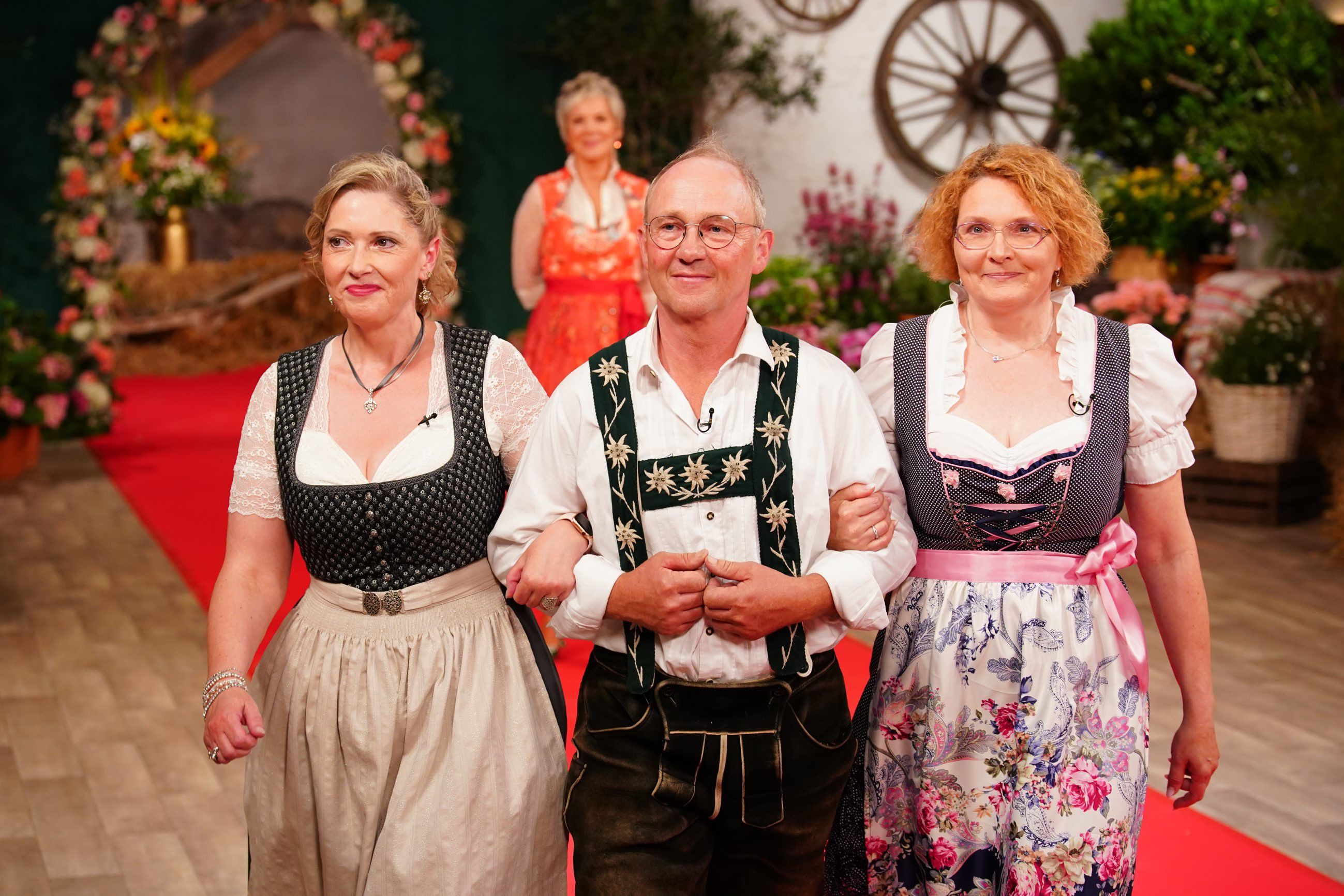 Bio-/Heumilchbauer Martin aus Bayern mit Beatrice (l.) und Carola beim Scheunenfest
