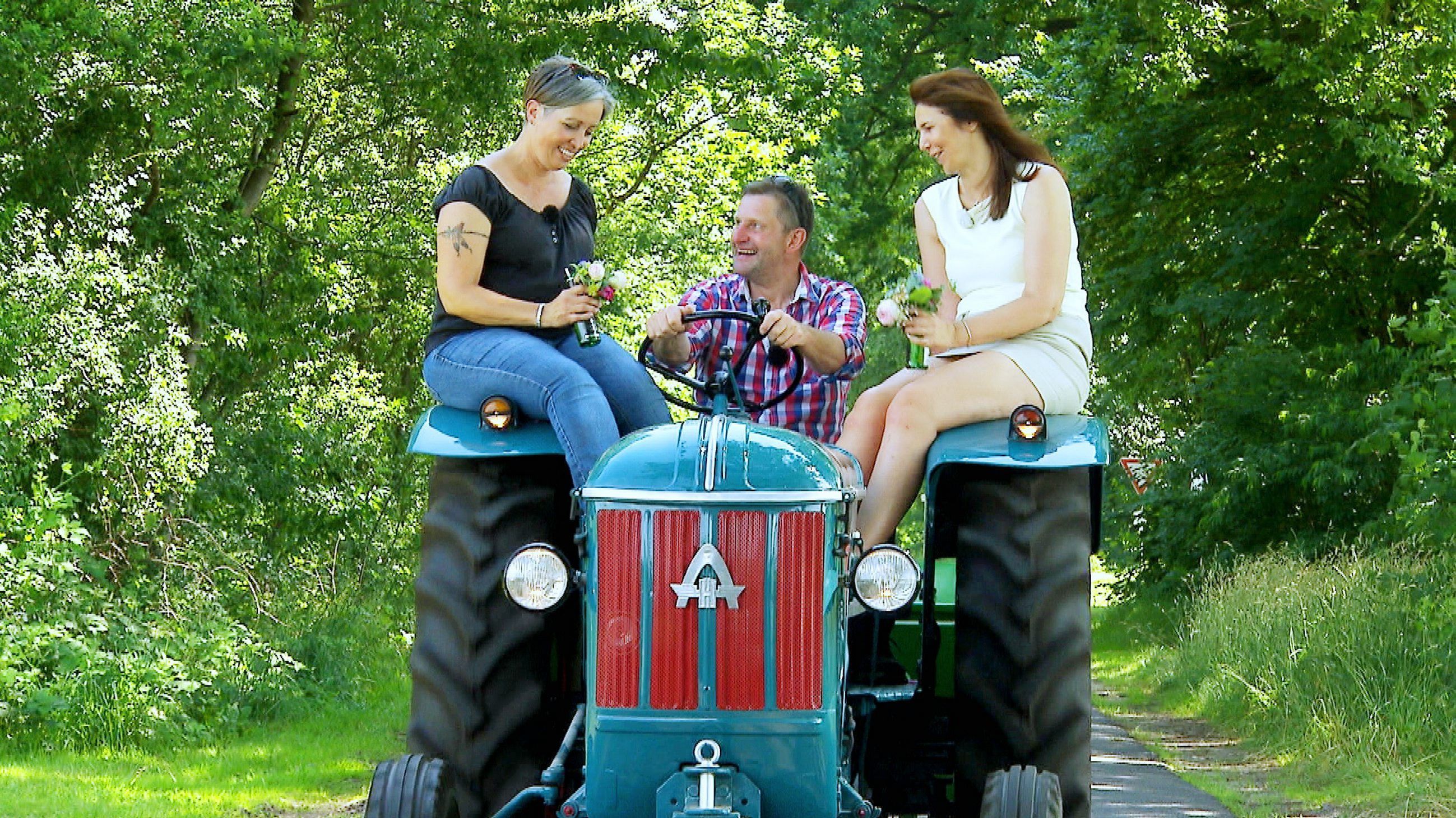 Rinderhalter Michael N. aus Niedersachsen mit Christine (r.) und Mandy