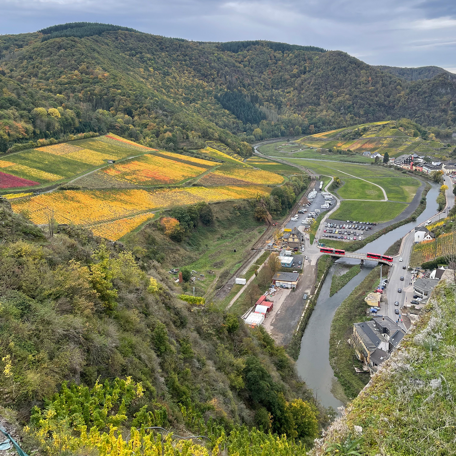 Die Gemeinde Rech wurde, wie viele andere Orte in NRW und Rheinland-Pfalz, von der Flutkatastrophe im Juli 2021 fast vollständig zerstört, bis heute ist die Zerstörung noch deutlich sichtbar.