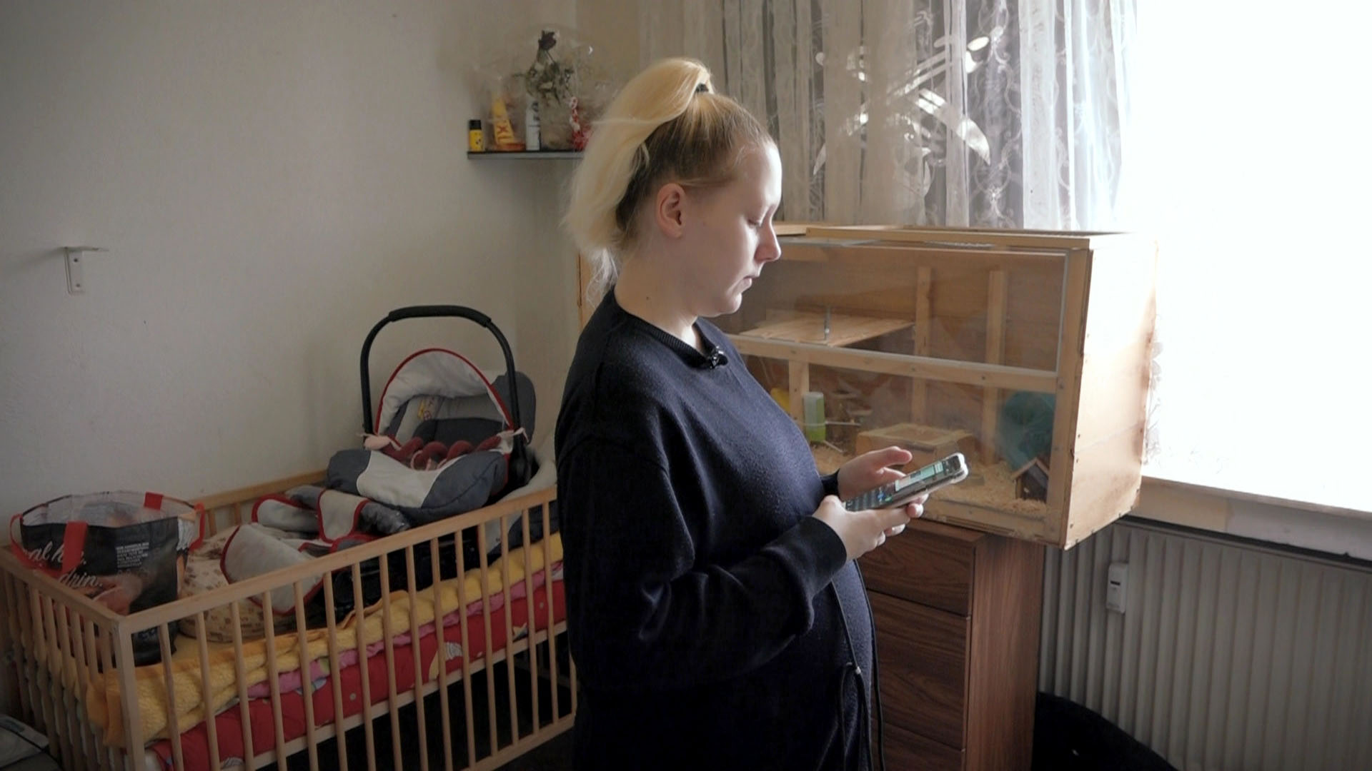 Angelina ist hochschwanger. Mutter Conny macht sich Sorgen, dass ihre 16-jährige Tochter nach der Geburt in ein Mutter-Kind-Heim ziehen muss.