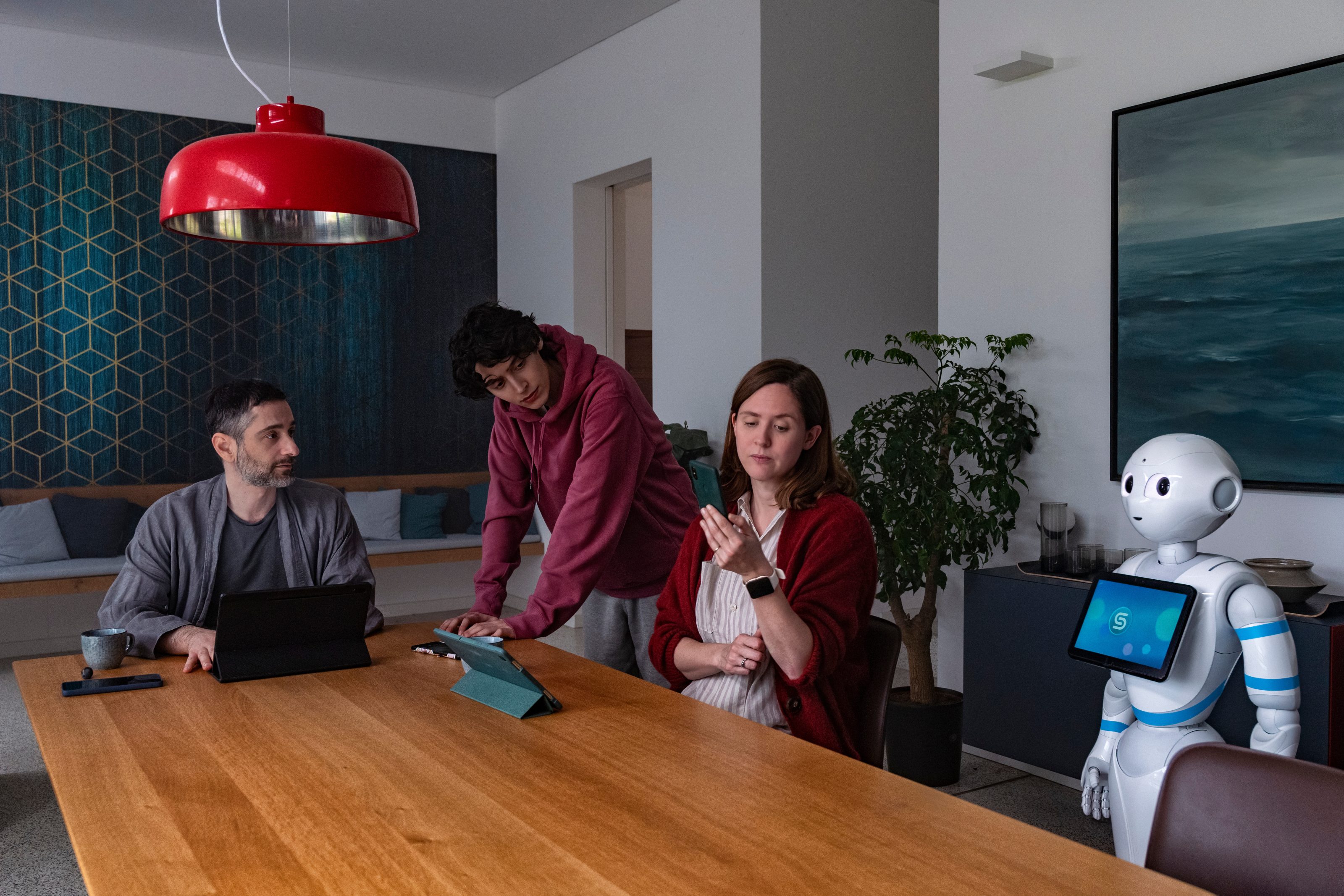 Amir (Denis Moschitto, l.), Malik (Eren M. Güvercin, M.), Emma (Emily Cox, r.) und Haushaltsroboter Samy sind eine technikaffine Familie und leben in einem modernen Smart Home.