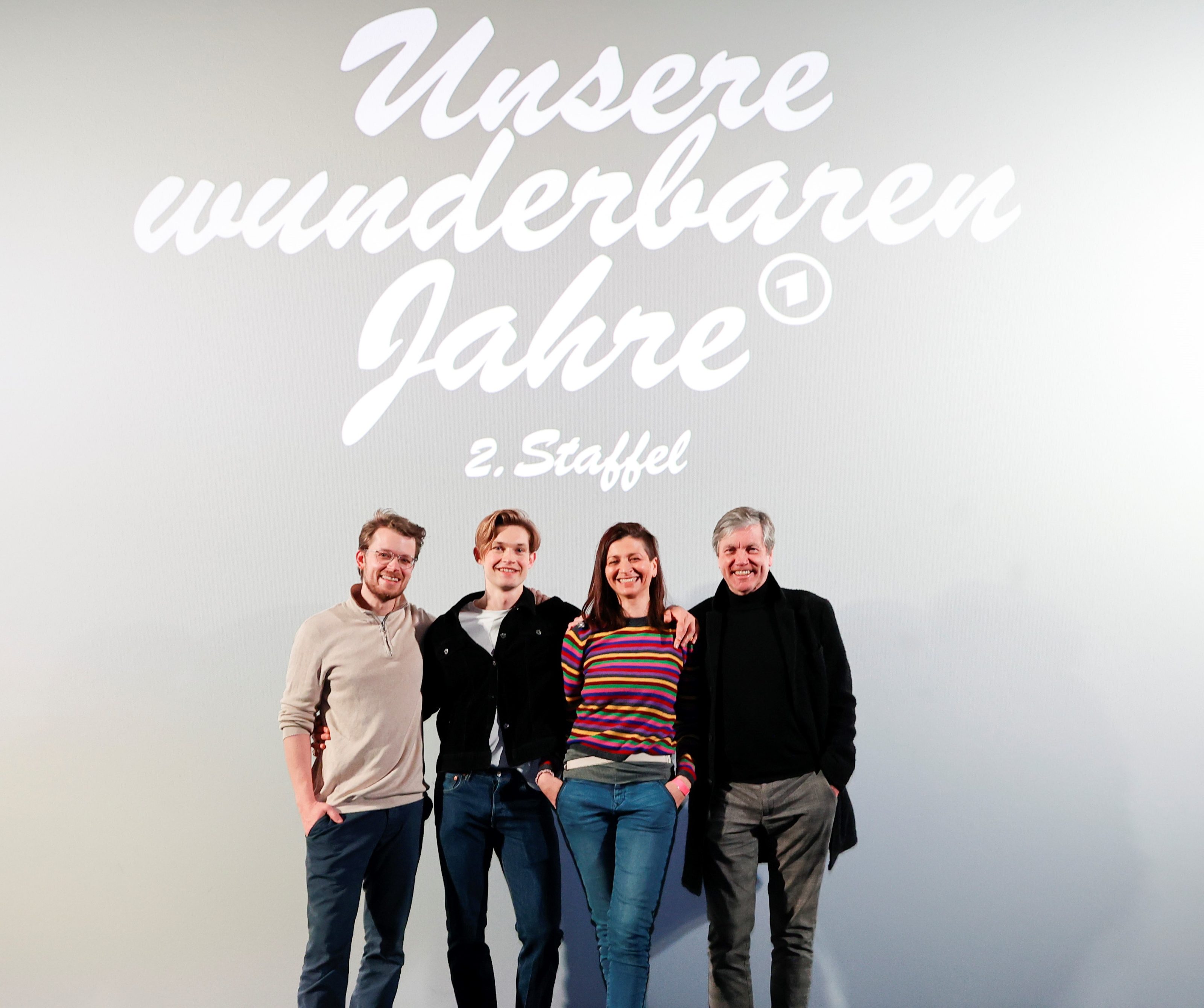 V.l.n.r.: Ausführender Produzent UFA Fiction Eike Adler, Damian Hardung,  Regisseurin und Headautorin Mira Thiel und Romanautor Peter Prange © UFA / Kai Schulz